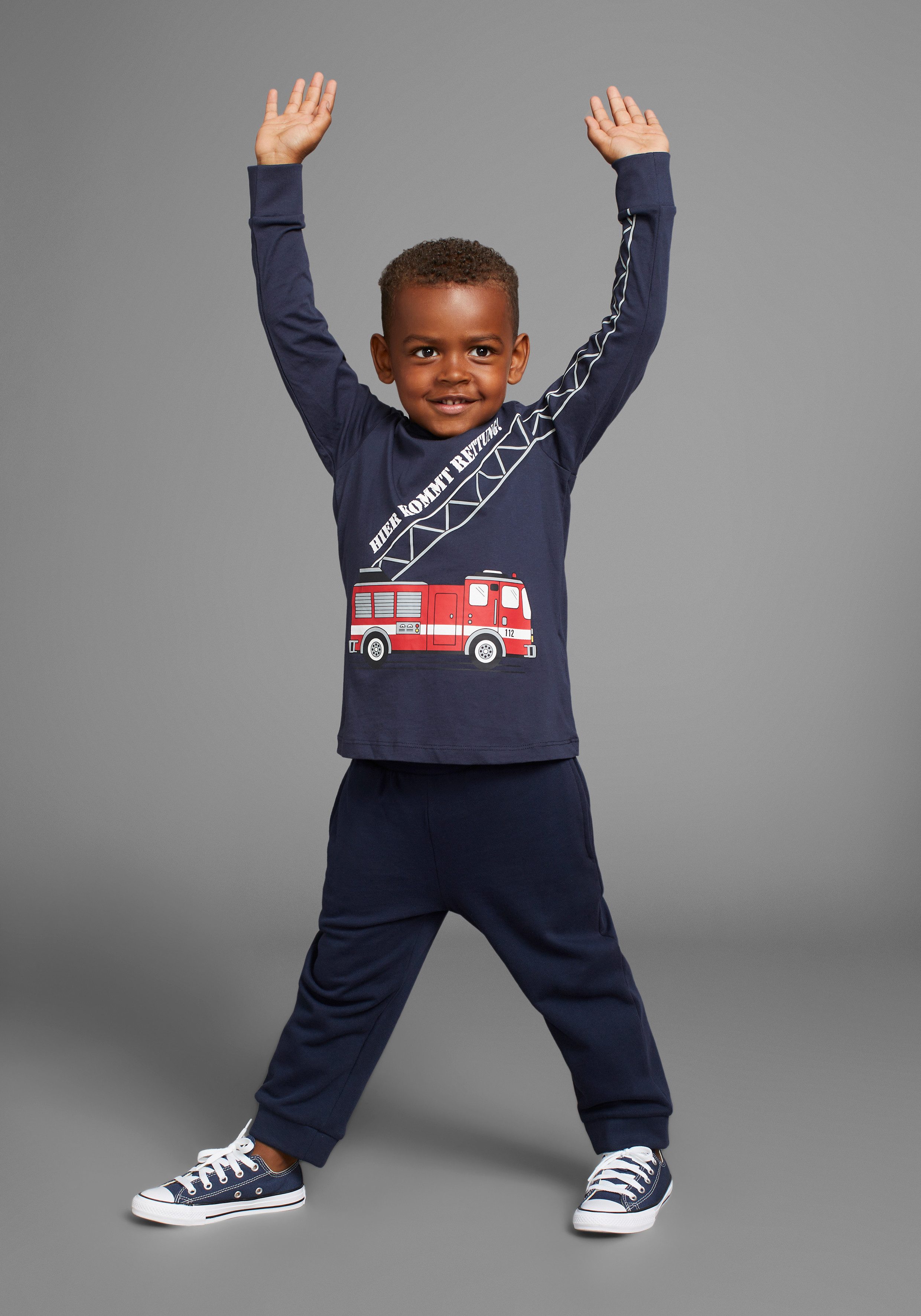 KIDSWORLD Langarmshirt HIER KOMMT RETTUNG Langarm, Basic-Passform, peppiger Druck – Bild 4 von 5