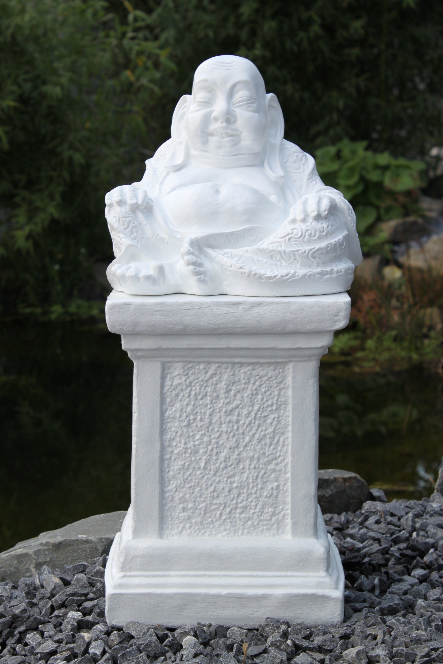 Tiefes Kunsthandwerk Buddhafigur Buddha Figur mit Steinsäule - Steinfigur für Garten und Haus, frostsicher, winterfest, Made in Germany weiß