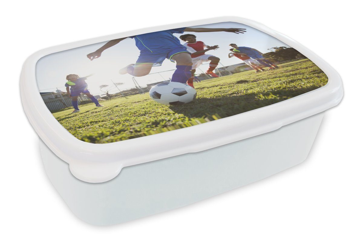 MuchoWow Lunchbox Junge spielt Fußball, Kunststoff, (2-tlg), Brotbox für Kinder und Erwachsene, Brotdose, für Jungs und Mädchen weiß