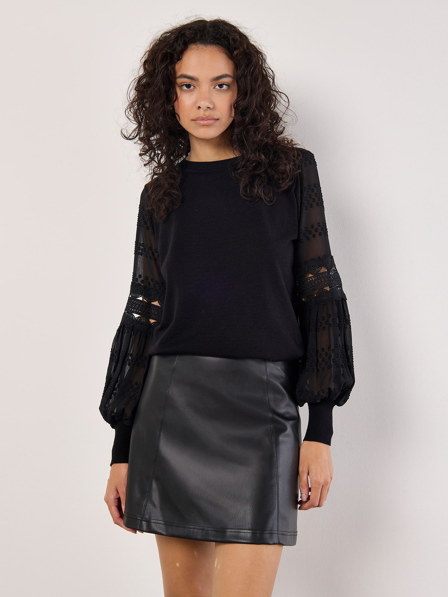 Apricot Rundhalspullover Pullover mit kontrastierenden Ärmeln mit Spitze