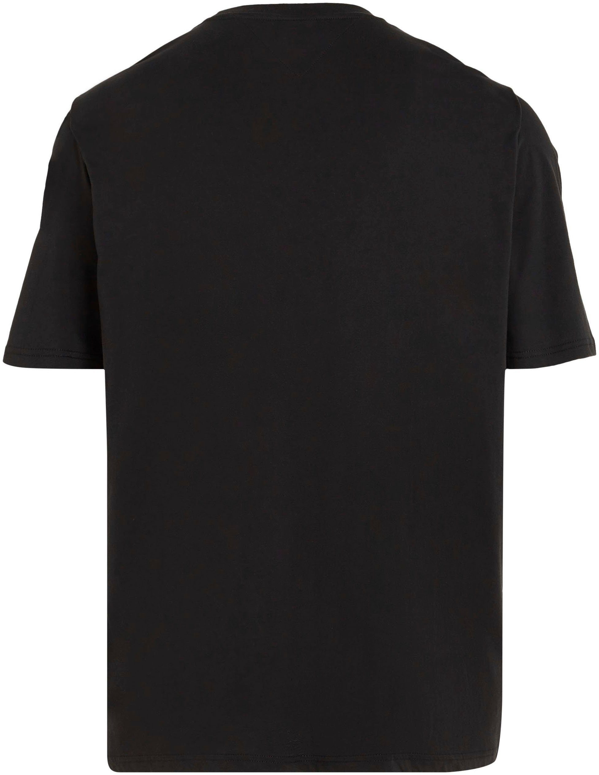 mit PLUS Black Jeans Tommy Brust Logoprint der TJ Plus TJM ESSENTIAL TEE T-Shirt auf