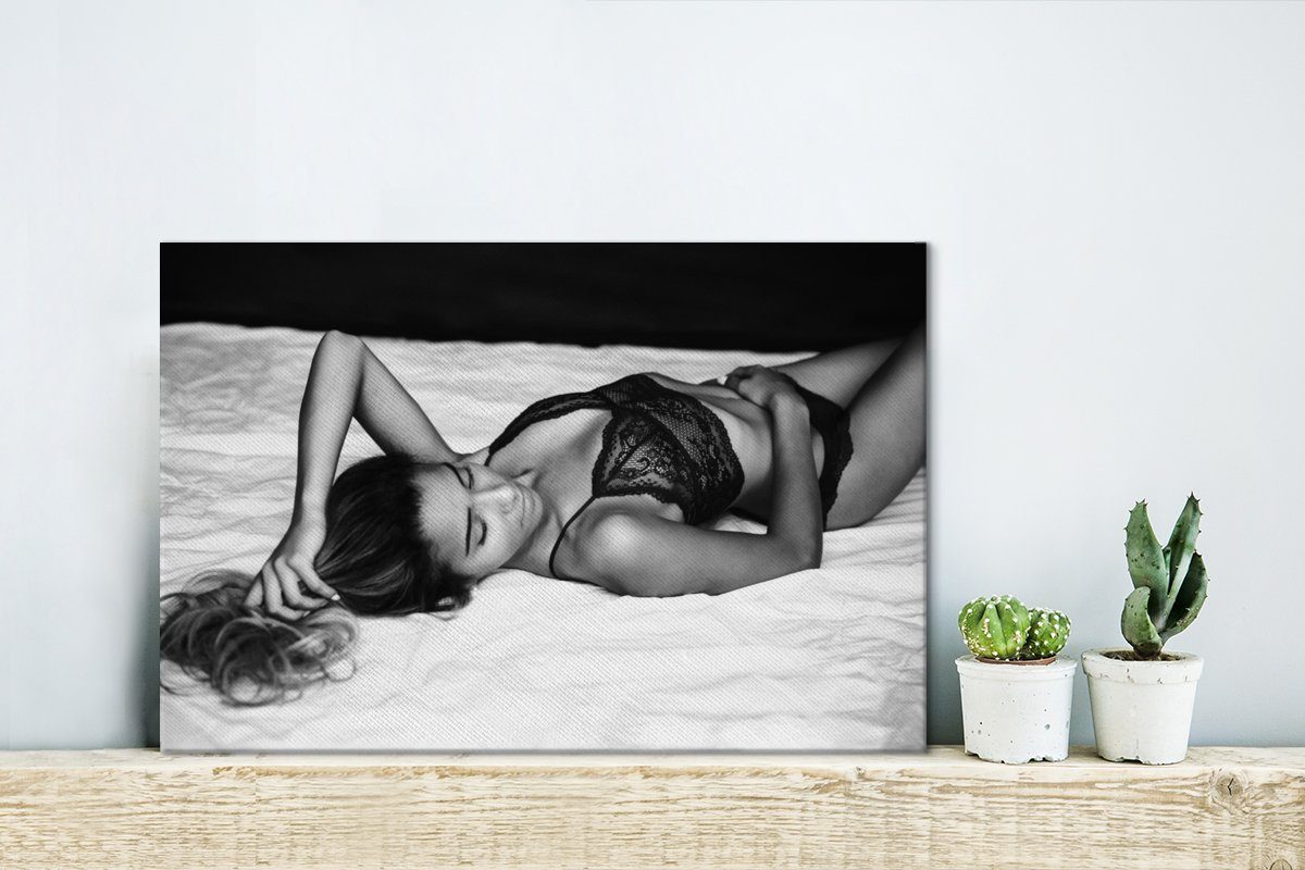 OneMillionCanvasses® Leinwandbild (1 Wanddeko, Dessous Leinwandbilder, 30x20 Aufhängefertig, in Bett, cm Frau im Wandbild St)