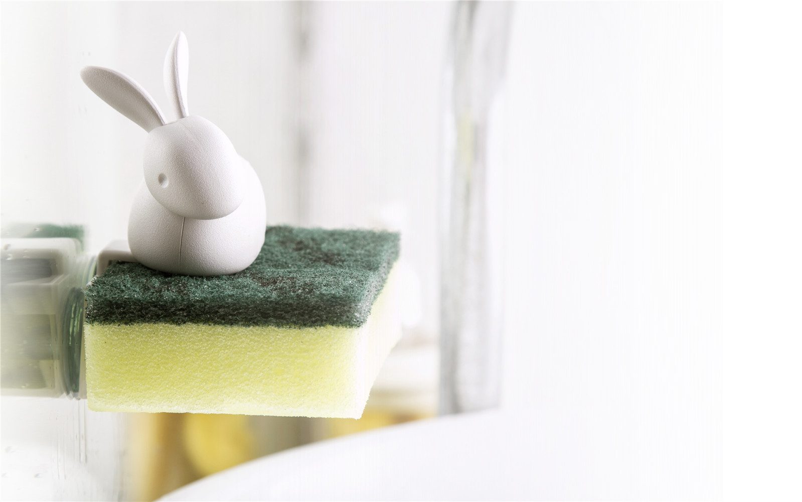 Qualy Design Schwammhalter Hase Weiß, (Kunststoff, 2-tlg., Saugnäpfe und 1 Schwamm inklusive), Kaninchen, Bunny Sponge, ca. 4,8 x 6,9 x 10,1 cm
