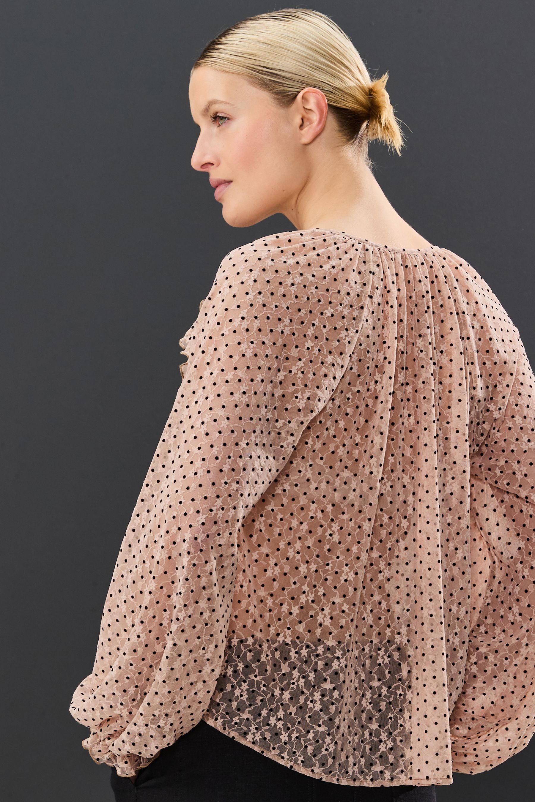 Next Rüschenbluse Geraffte Mesh-Bluse mit Punkt-Beflockung (1-tlg) günstig online kaufen