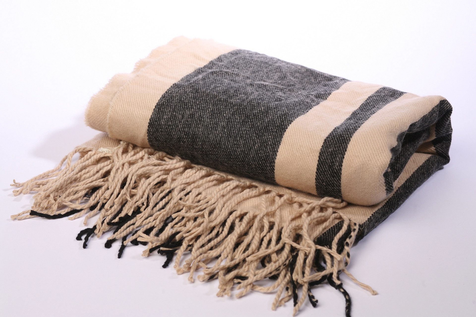 DanCarol Poncho DC-W-PONCHO-mit Kapuze der Trend der aktuellen Saison figurumspielende Form