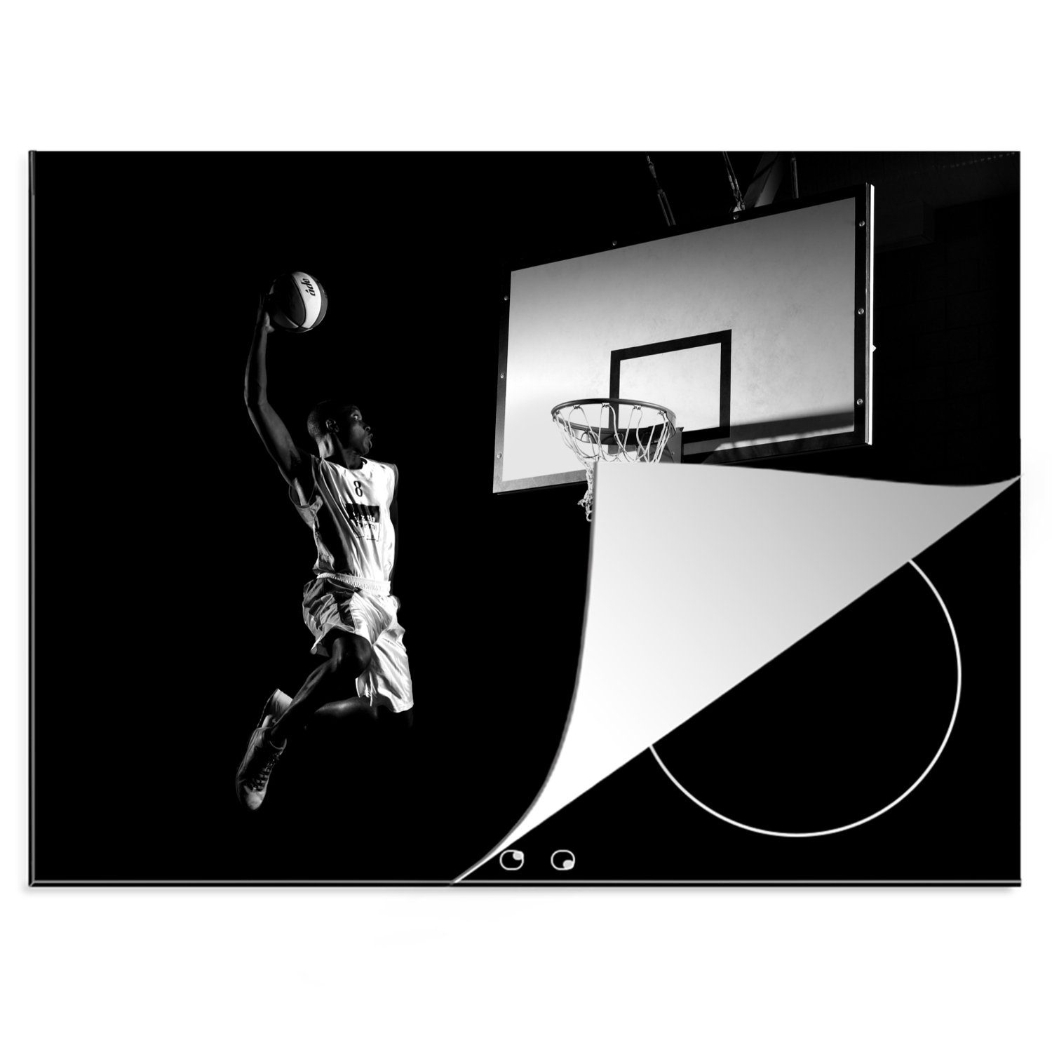 MuchoWow Herdblende-/Abdeckplatte Ein Basketballspieler wirft den Basketball in den Korb - schwarz und, Vinyl, (1 tlg), 70x52 cm, Mobile Arbeitsfläche nutzbar, Ceranfeldabdeckung