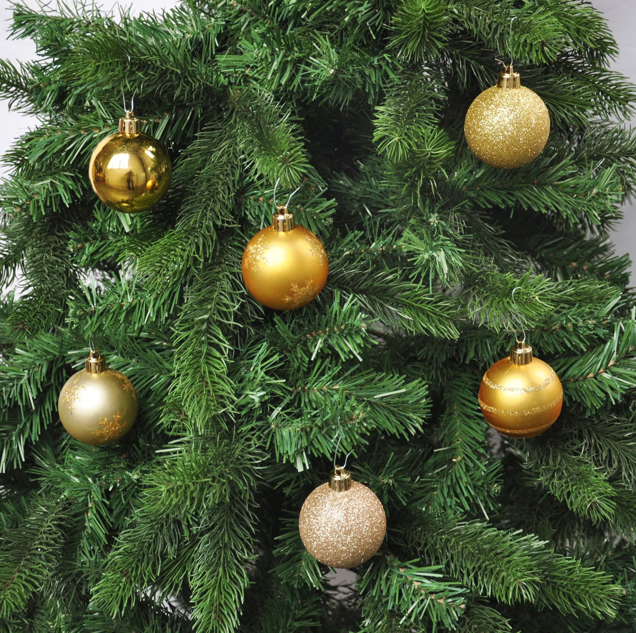 JACK Christbaumschmuck 64x Kunststoff Christbaumkugeln Ø 6cm Baum Kugeln inkl. Aufhänger, Mit praktischer Aufbewahrungsbox, Optik: matt / glänzend / glitzernd
