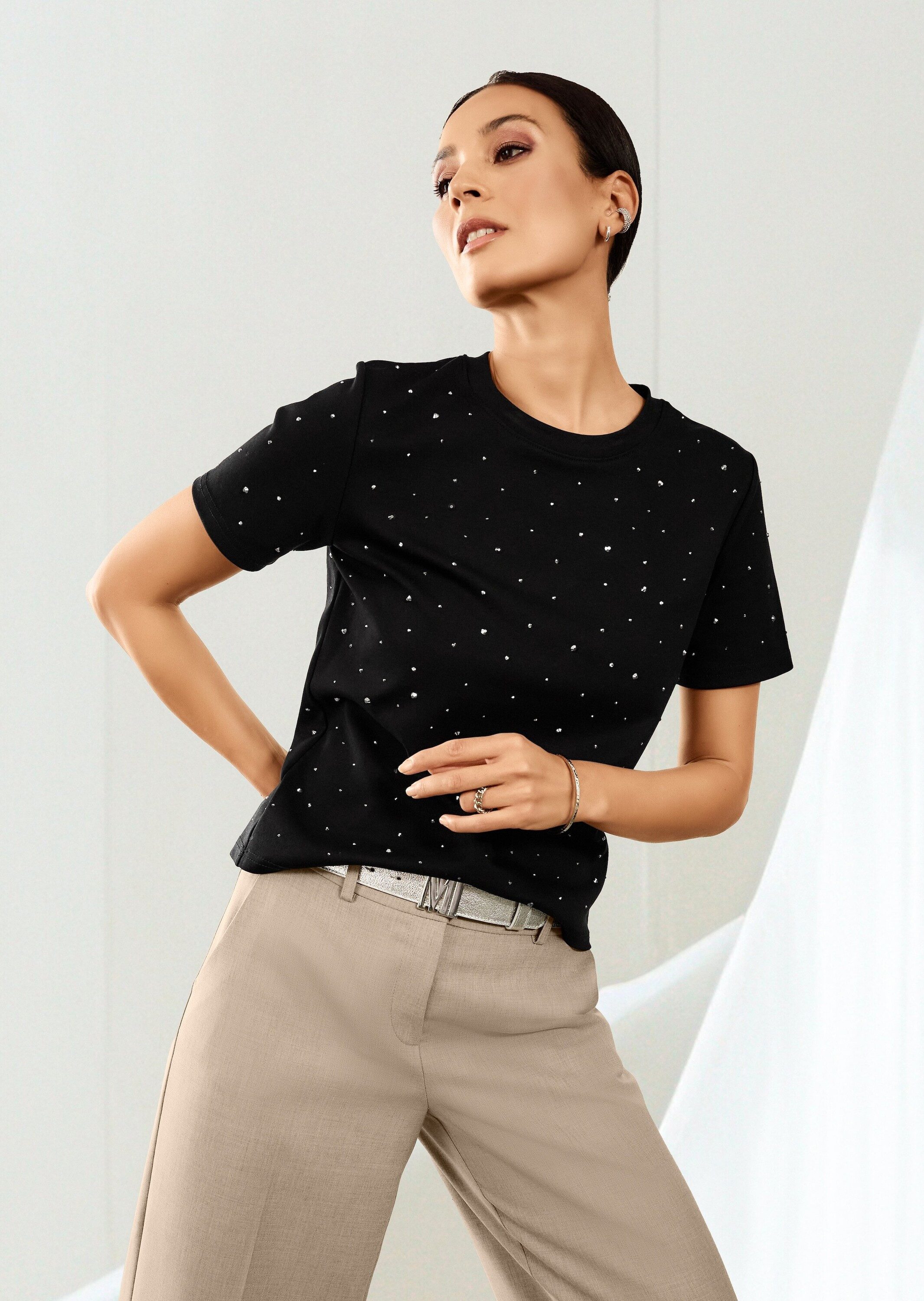 MADELEINE Kurzarmshirt Luxuriöses Shirt mit Strassakzenten Rundhals, funkelnde Details und kurze Ärmel