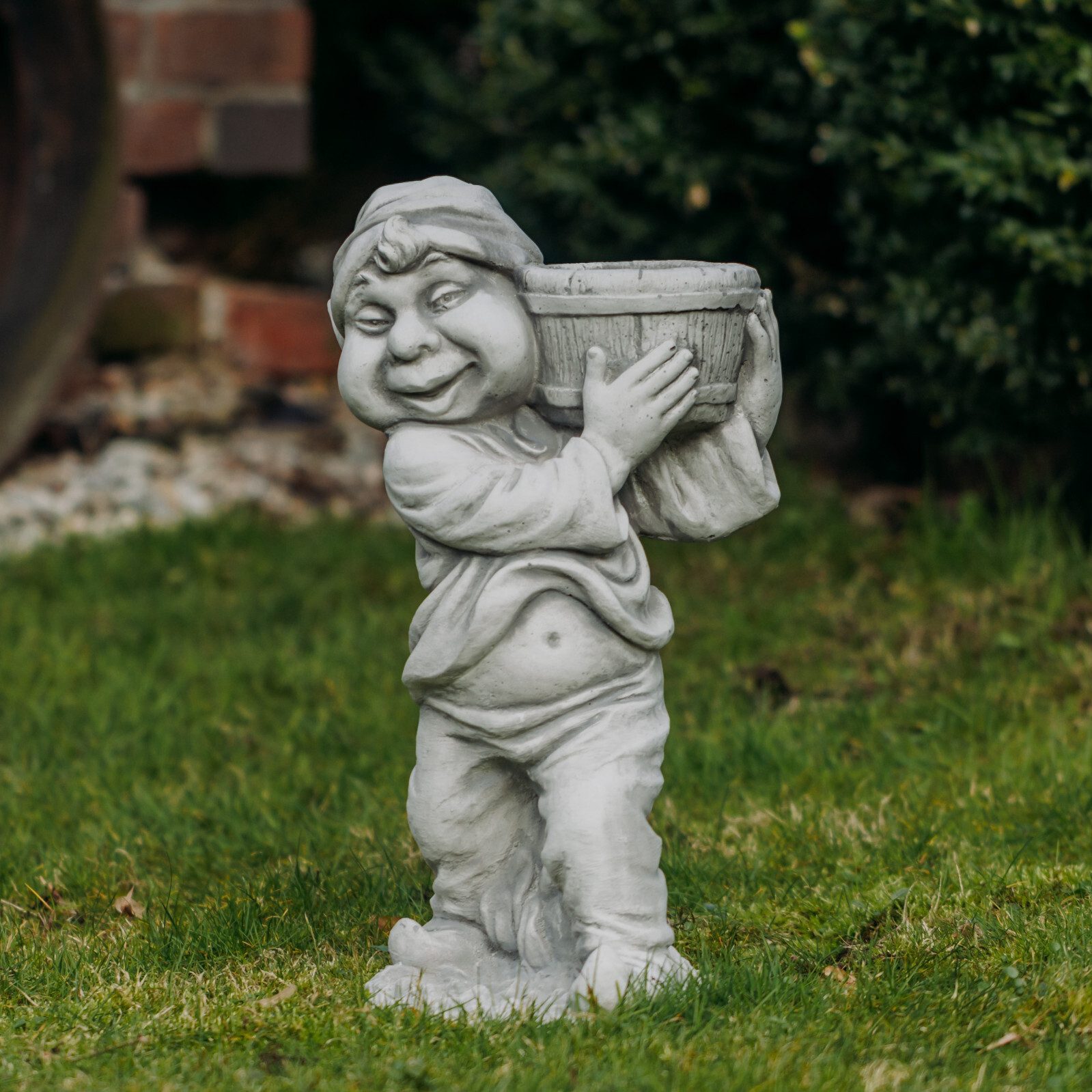 Gartenfigur Gnom mit Pflanzgefäß, Steinfigur Wichtel, H. 50 cm, 19 kg