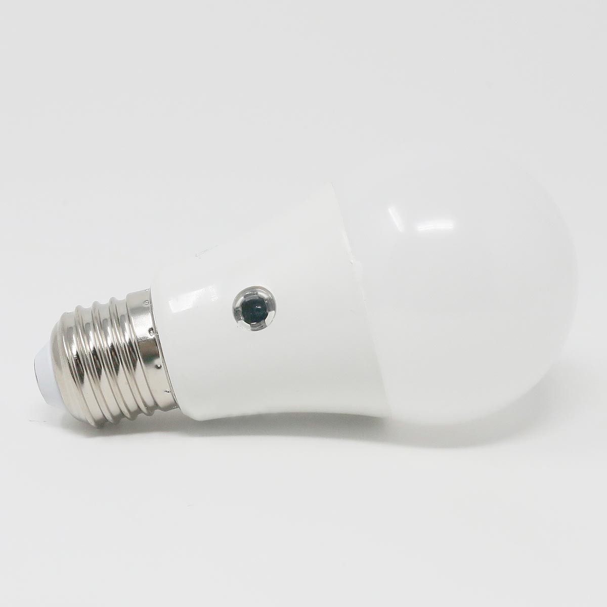 STAR TRADING LED-Leuchtmittel E27 LED Birne mit Dämmerungssensor ww 470lm 4,8W, warmweiß