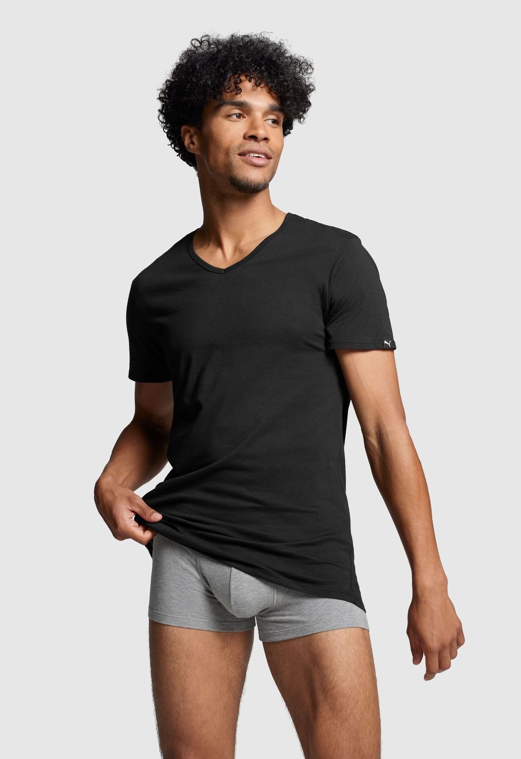 PUMA T-Shirt Basic, V-Ausschnitt mit Markenlabel am Ärmelrand
