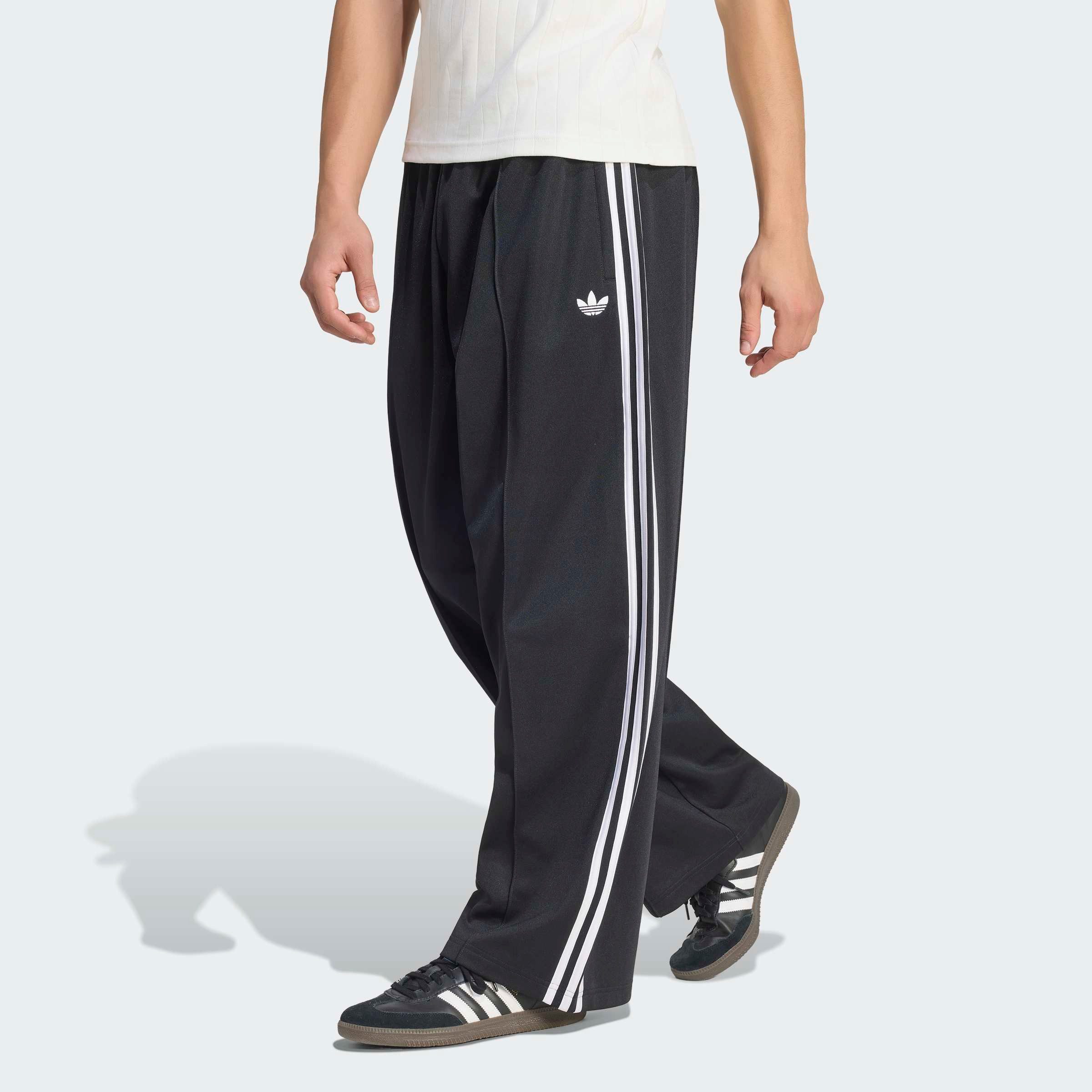 adidas Originals Sporthose OVERSIZE mit normal-weiter Passform, lange Hose, aus Baumwolle und Polyester