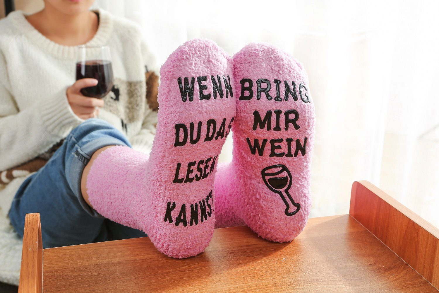 Lucadeau Kuschelsocken Geschenk für Frauen mit Wein Spruch, liebevoll als Cupcake verpackt (Gr. 37-43, 1 Paar) rutschfest, flauschig, Geschenkverpackung