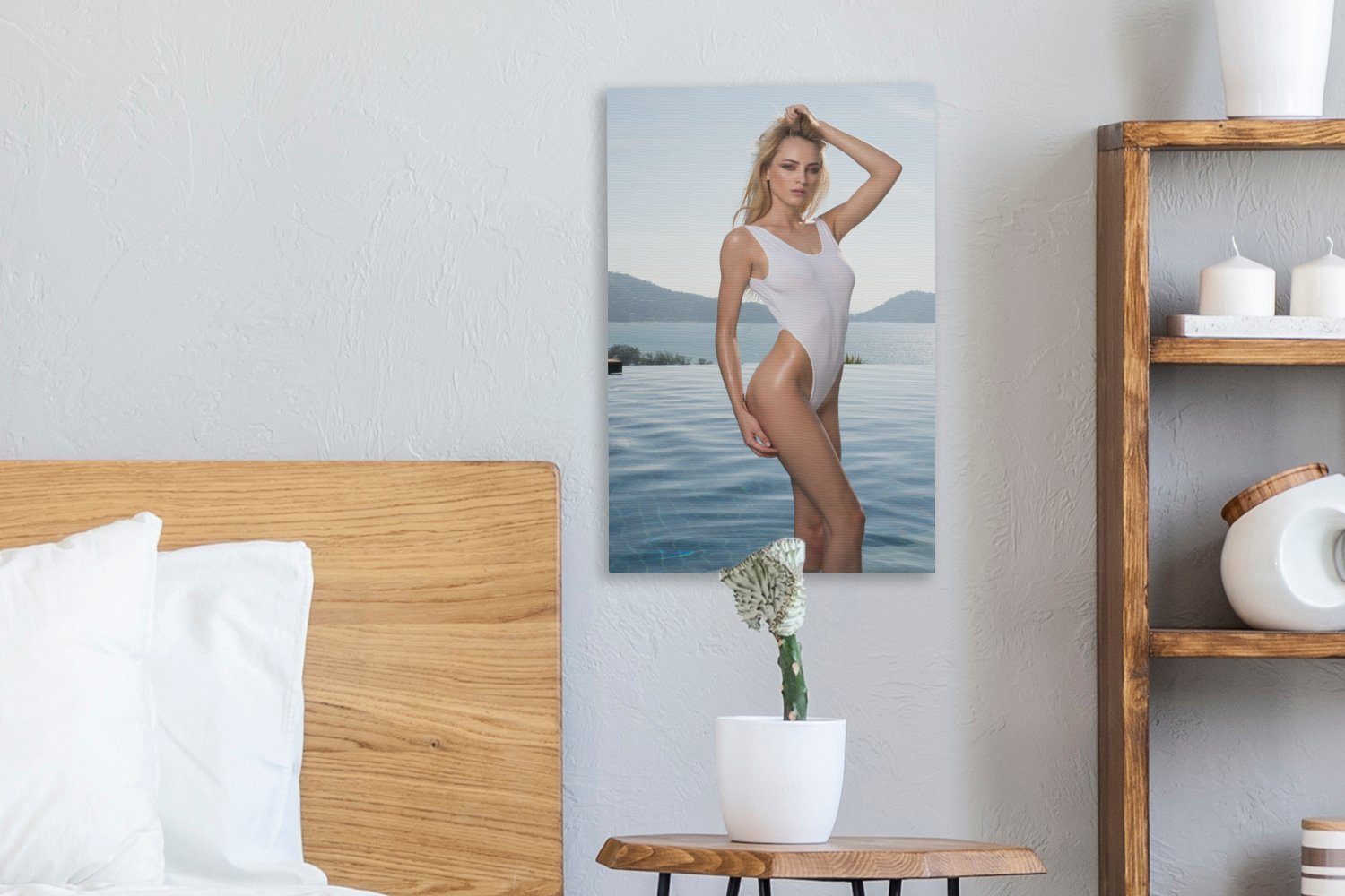 Eine Leinwandbild Leinwandbild OneMillionCanvasses® weißen cm Frau Badeanzug, fertig Zackenaufhänger, (1 inkl. 20x30 Gemälde, einem in bespannt St),