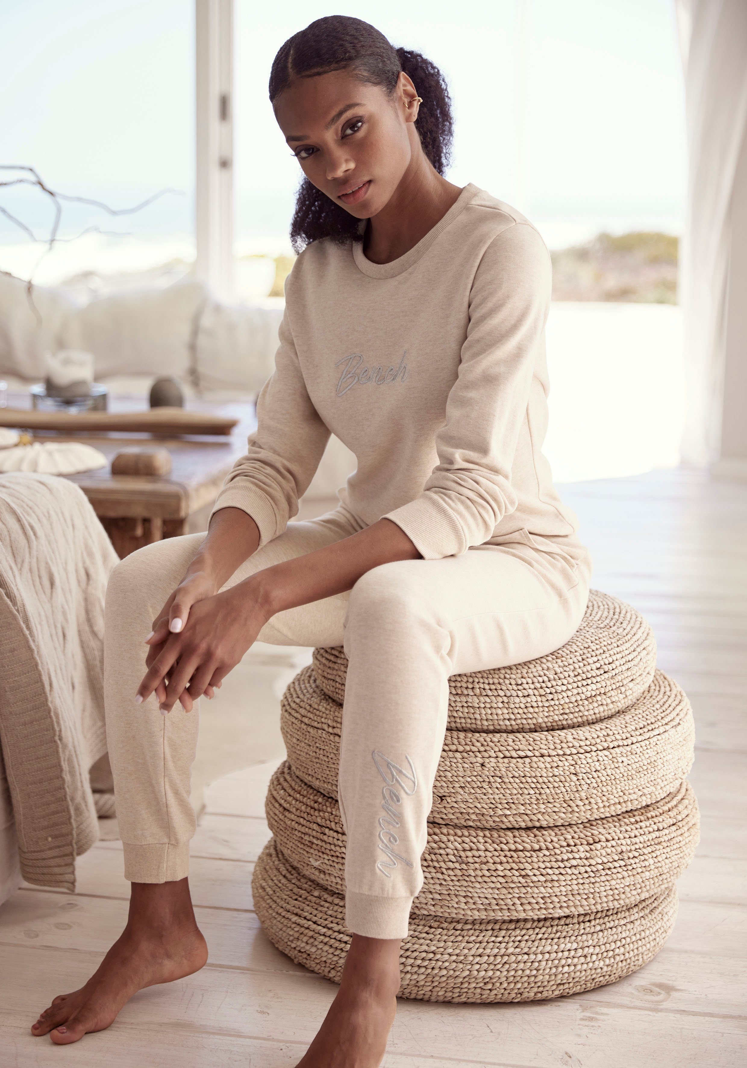 Bench. Loungewear Sweatshirt mit glänzender Logostickerei, Loungewear
