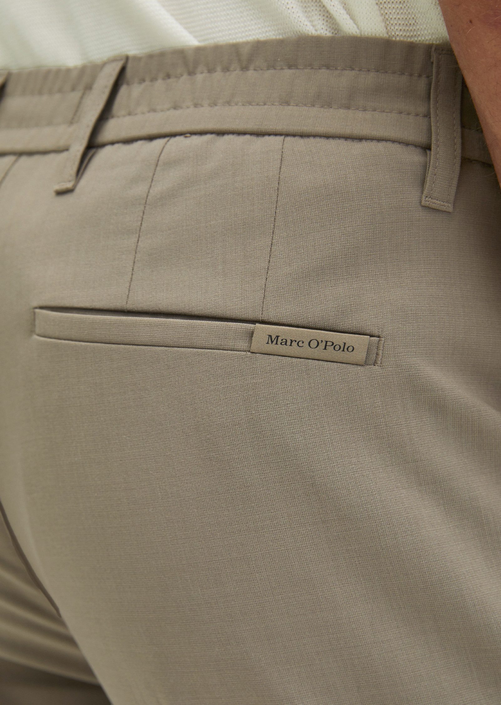 Marc O'Polo Chinohose aus leichtem Technical Wool Blend – Bild 4 von 5