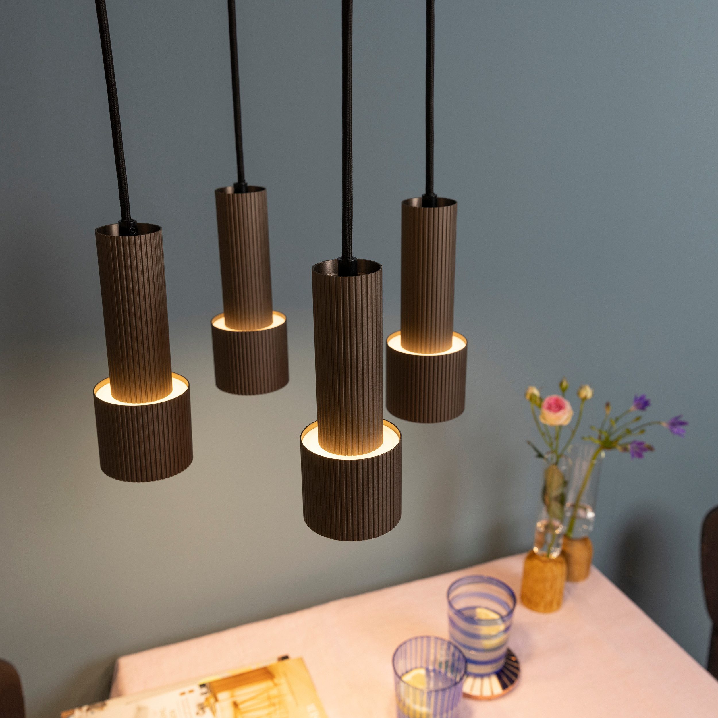 Brilliant Pendelleuchte Cadiz, ohne Leuchtmittel, 150 x 35 cm, 4x GU10 Fassung, kürzbar, Aluminium, schwarz/bronzefarben