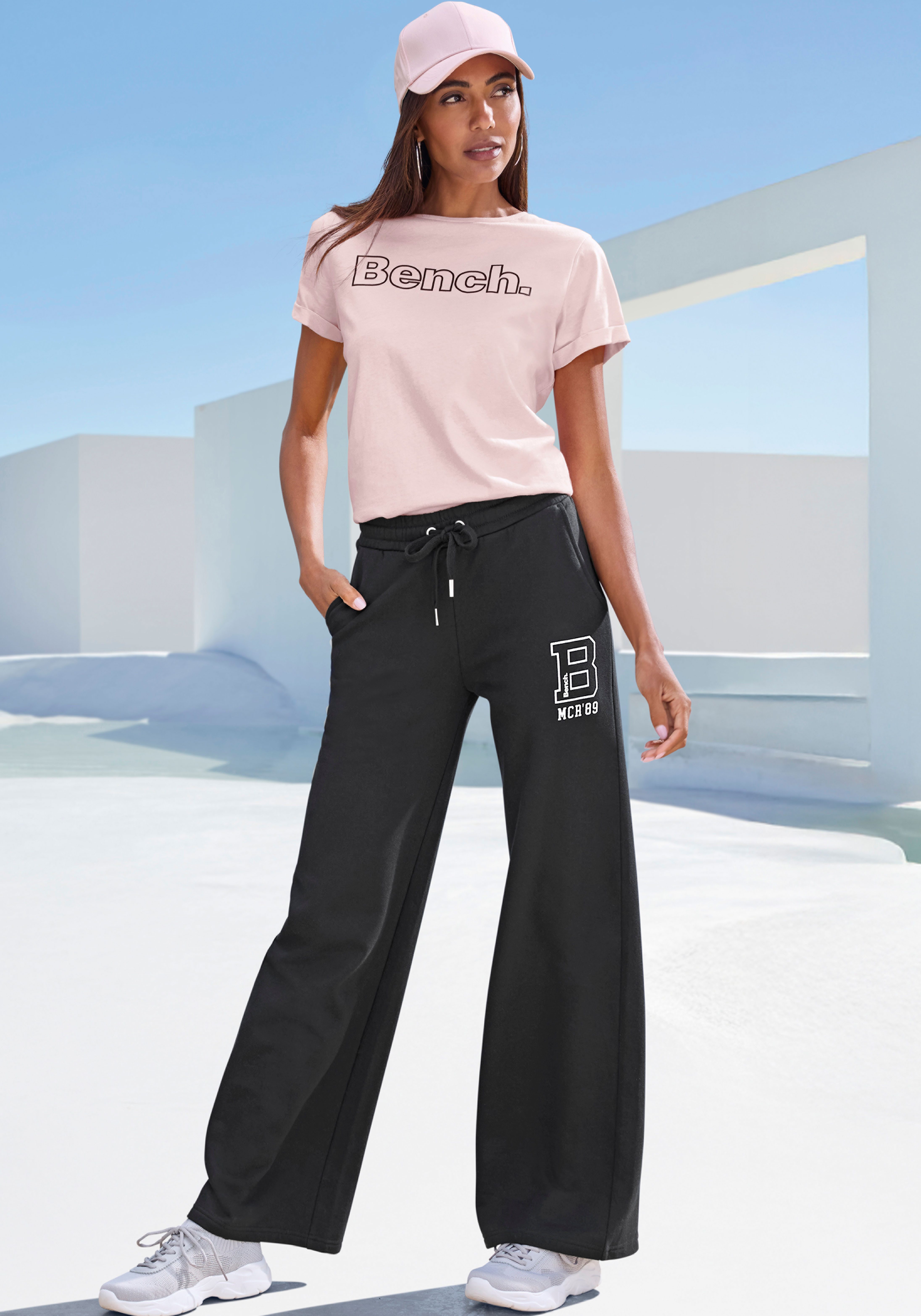 Bench. Loungewear Jogginghose extra weit, innen leicht angeraut, Loungewear