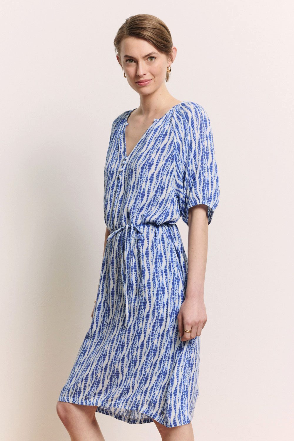 Tranquillo Sommerkleid Kleid Saraah aus Crinkel EcoVero™ Viskose Crinkle-EcoVero™-Kleid mit flexiblem Bindegürtel
