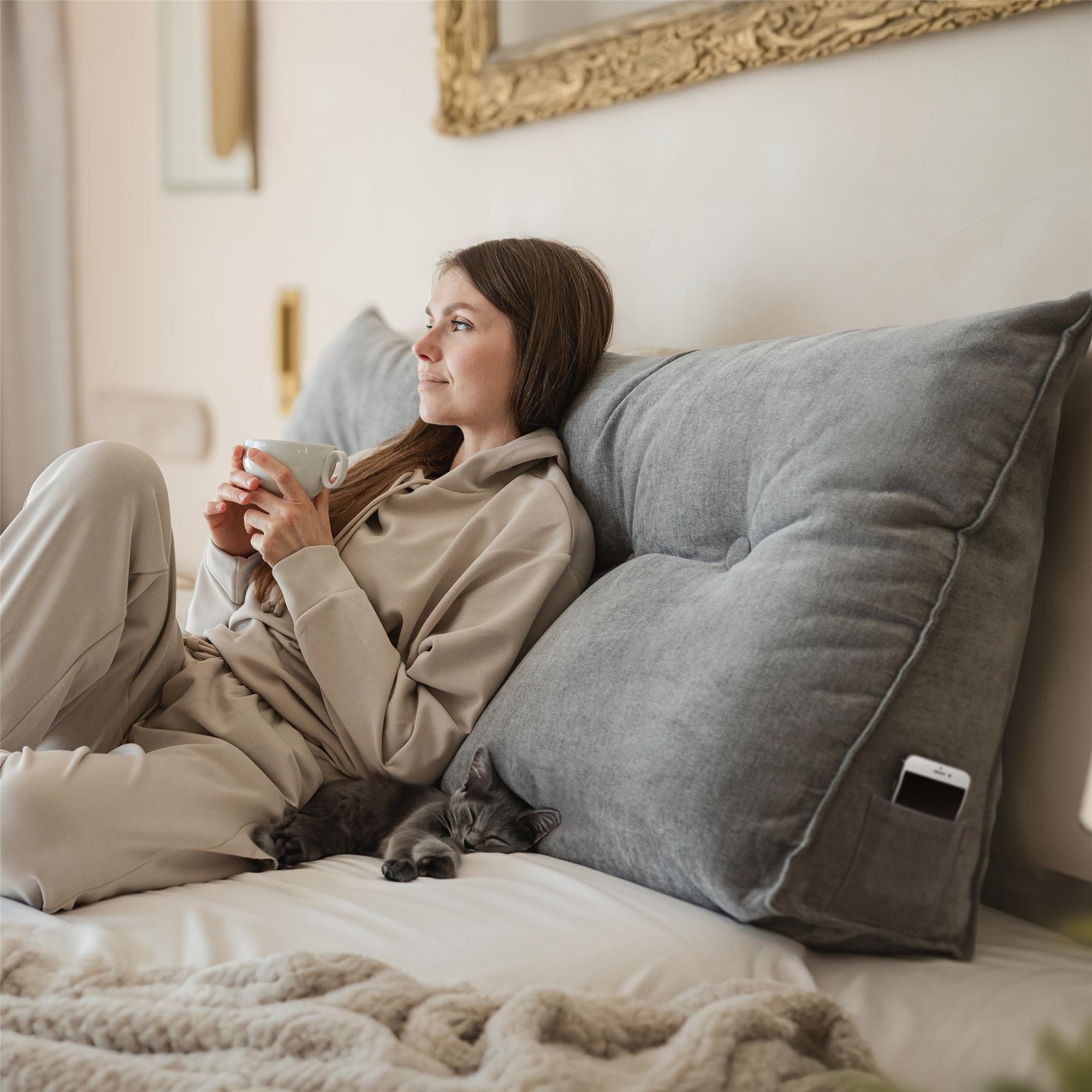 Björn&Schiller Rückenkissen Lesekissen für Bett und Sofa Keilkissen mit waschbarem Bezug, Ideal zum Anlehnen im Bett, grau, 120 cm lang