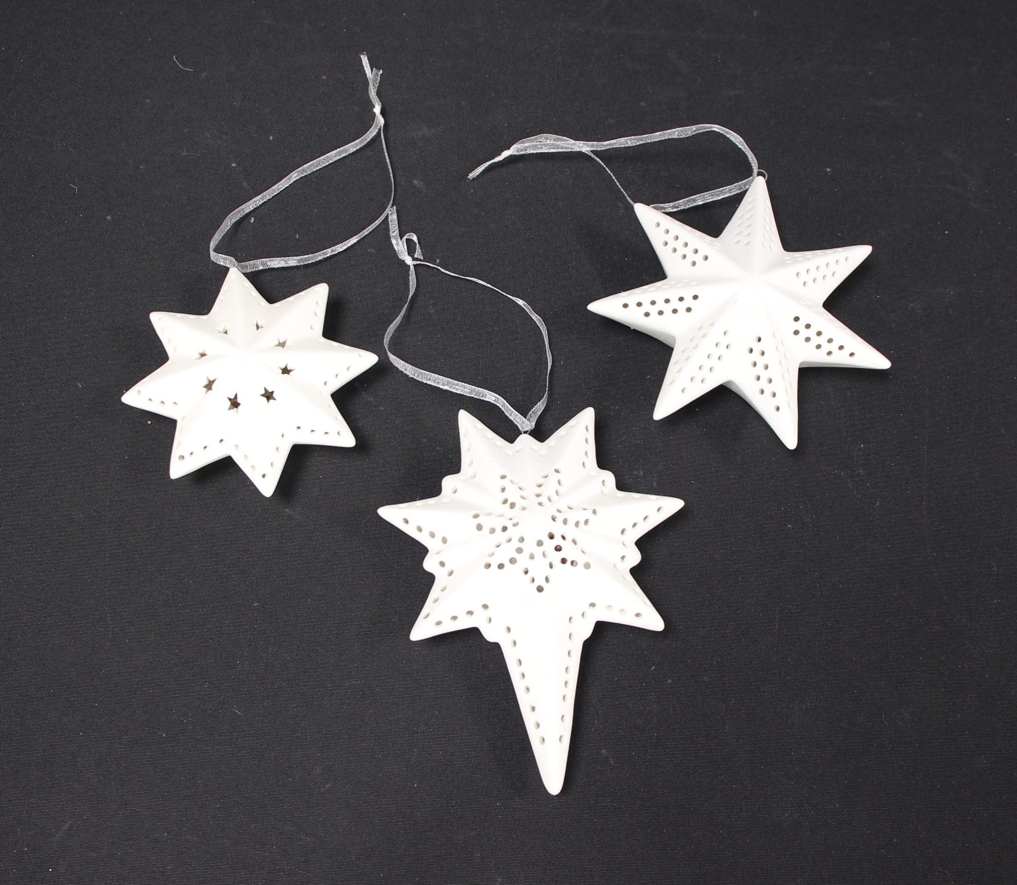 Dekoleidenschaft Christbaumschmuck LED Hänger "Stern" Porzellan, weiß, Hänger Weihnachten, Weihnachtsdeko (3-tlg), Weihnachtsbaumschmuck, Dekohänger, Tannenbaumschmuck, Hängedeko