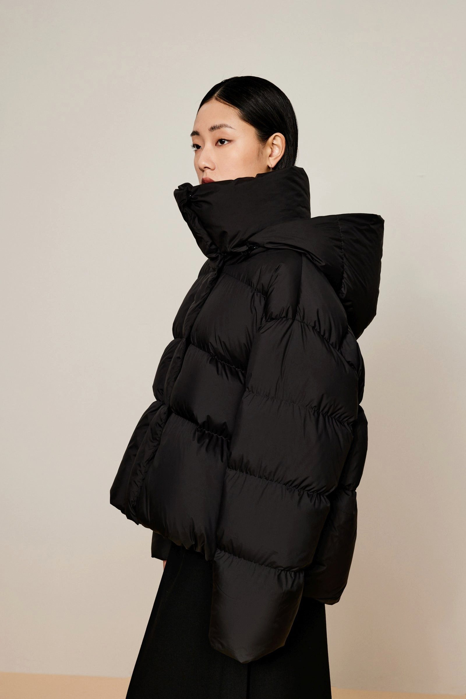 LESS Daunenjacke Damen elegante Daunenjacke mit abnehmbarer Kapuze in Schwarz