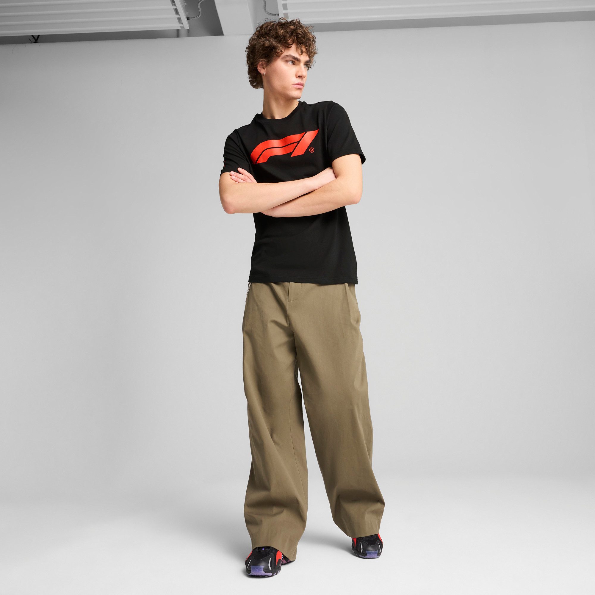 PUMA T-Shirt F1 ESS LOGO TEE 180G Regular Fit, Kurzarm, für Motorsport-Fans, mit Rundhalsausschnitt