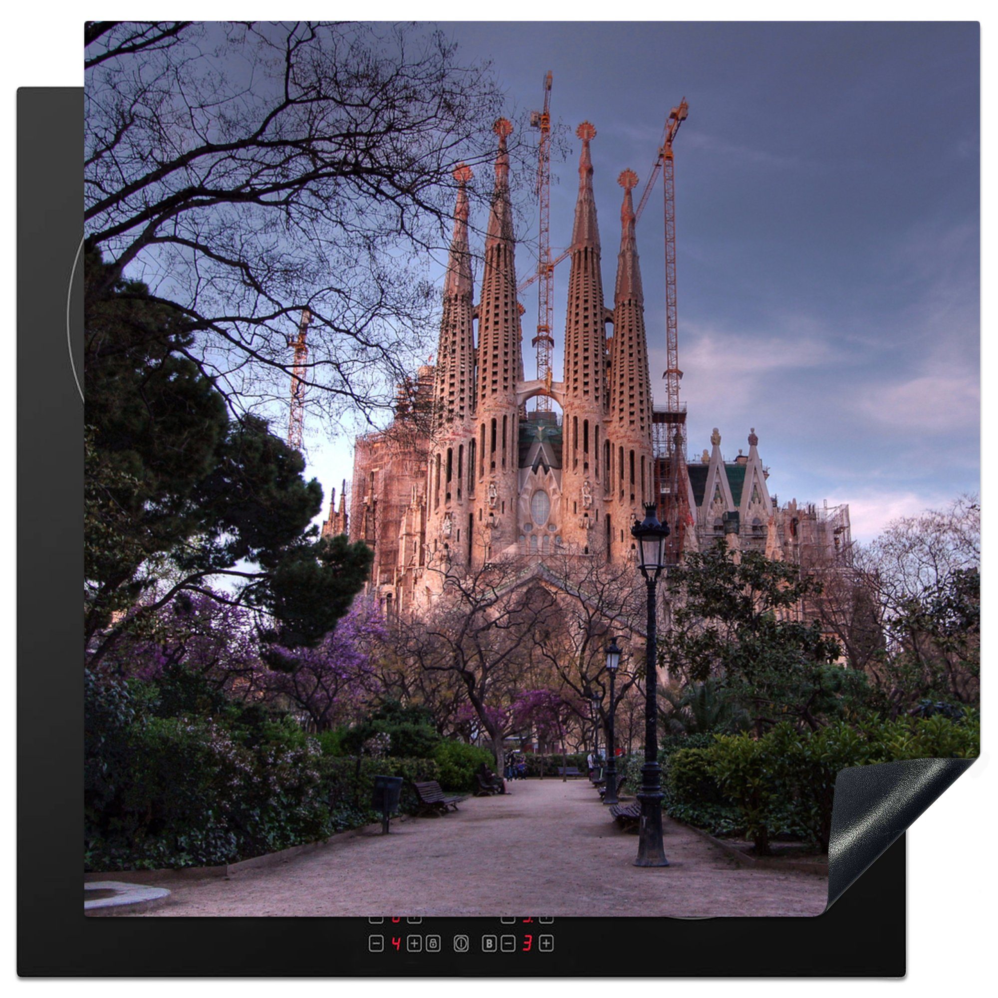 Abenddämmerung, Barcelona für in cm, (1 MuchoWow der 78x78 Ceranfeldabdeckung, in küche Vinyl, tlg), Familia Herdblende-/Abdeckplatte Arbeitsplatte Sagrada