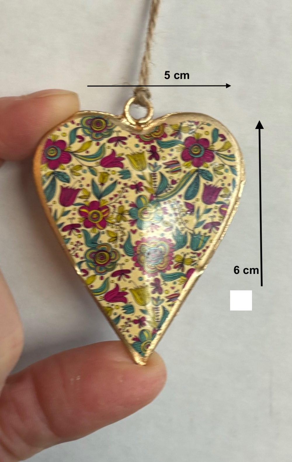 LK Trend & Style Dekohänger Hängende Metallherzen mit Blumenmuster Geschenkanhänger Baumhänger (4 St., wir suchen für Sie nach Verfügbarkeit zusammen), Muttertag, Vatertag; Dekoration, liebevolle Beigabe zum Grabgesteck