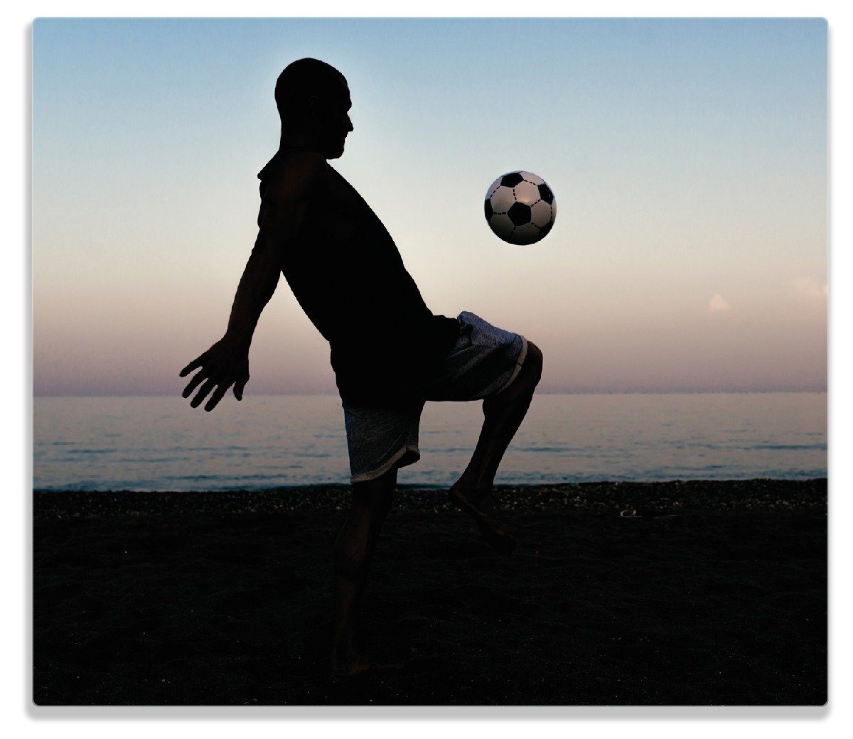 Wallario Herd-Abdeckplatte Fußball Kicker am Strand am Abend, ESG-Sicherheitsglas, (Glasplatte, 1 tlg., inkl. 5mm Noppen), verschiedene Größen