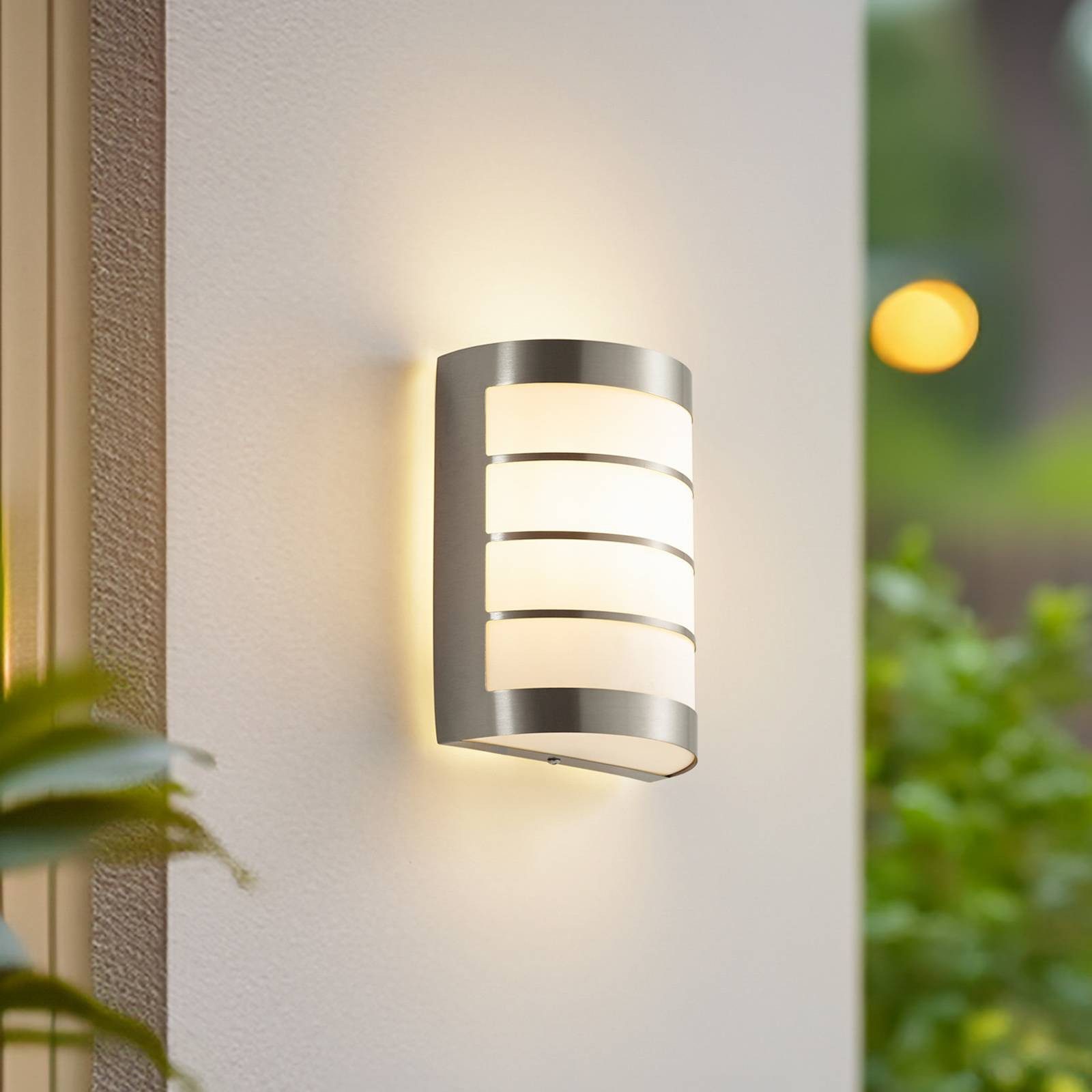 Lindby Außen-Wandleuchte Noyan, Edelstahl Alu IP44, 1 x 15 W LED