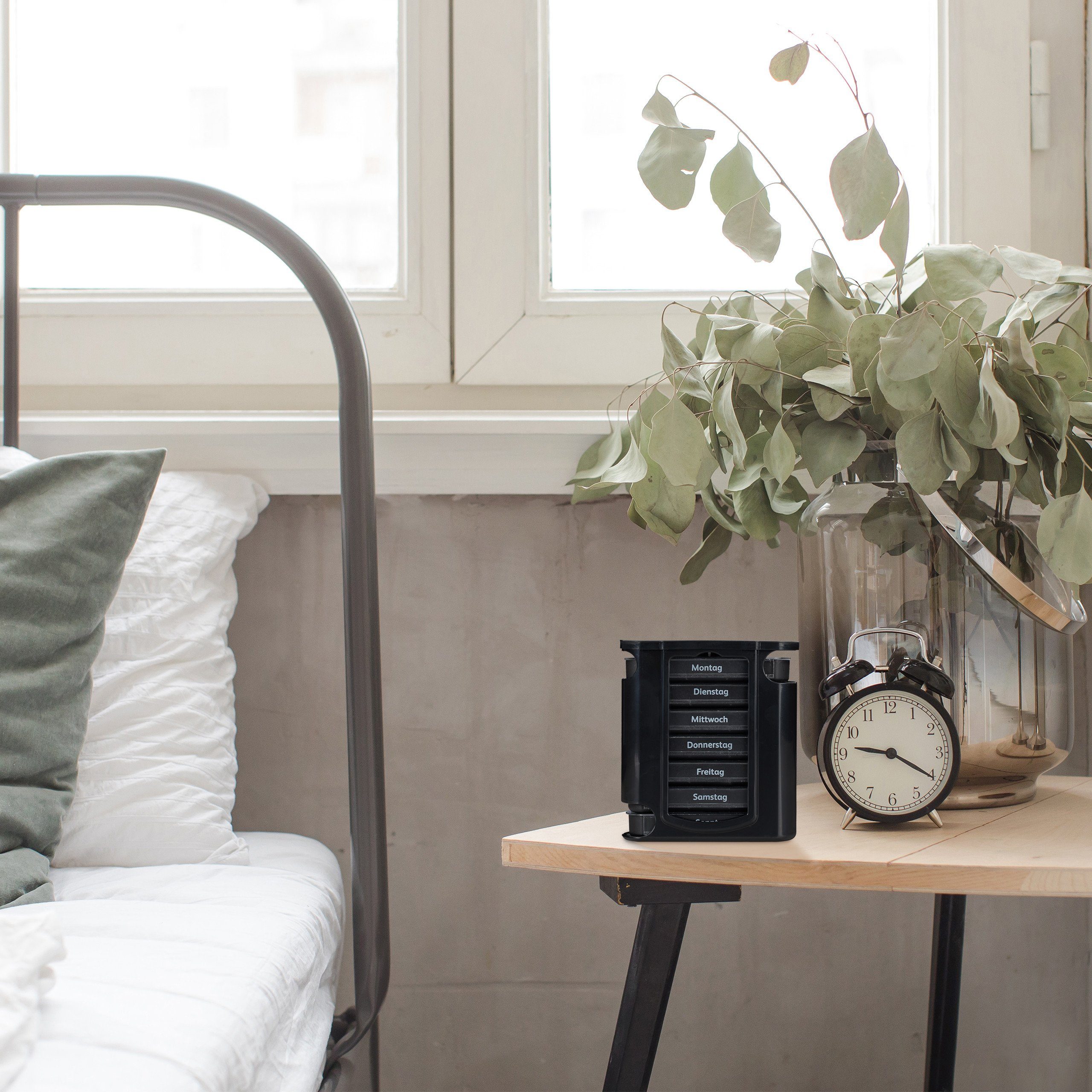 relaxdays Pillendose 7 Tage 4 Fäch, Weiß-Blau