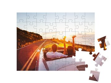 puzzleYOU Puzzle Paar fährt im Sportwagen in den Sonnenuntergang, 48 Puzzleteile, puzzleYOU-Kollektionen Autos