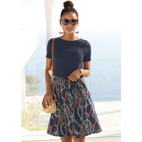 LASCANA Sommerkleid (mit Bindegürtel) eleganter Kettenprint, kurzes Sommerkleid mit Taschen, T-Shirtkleid