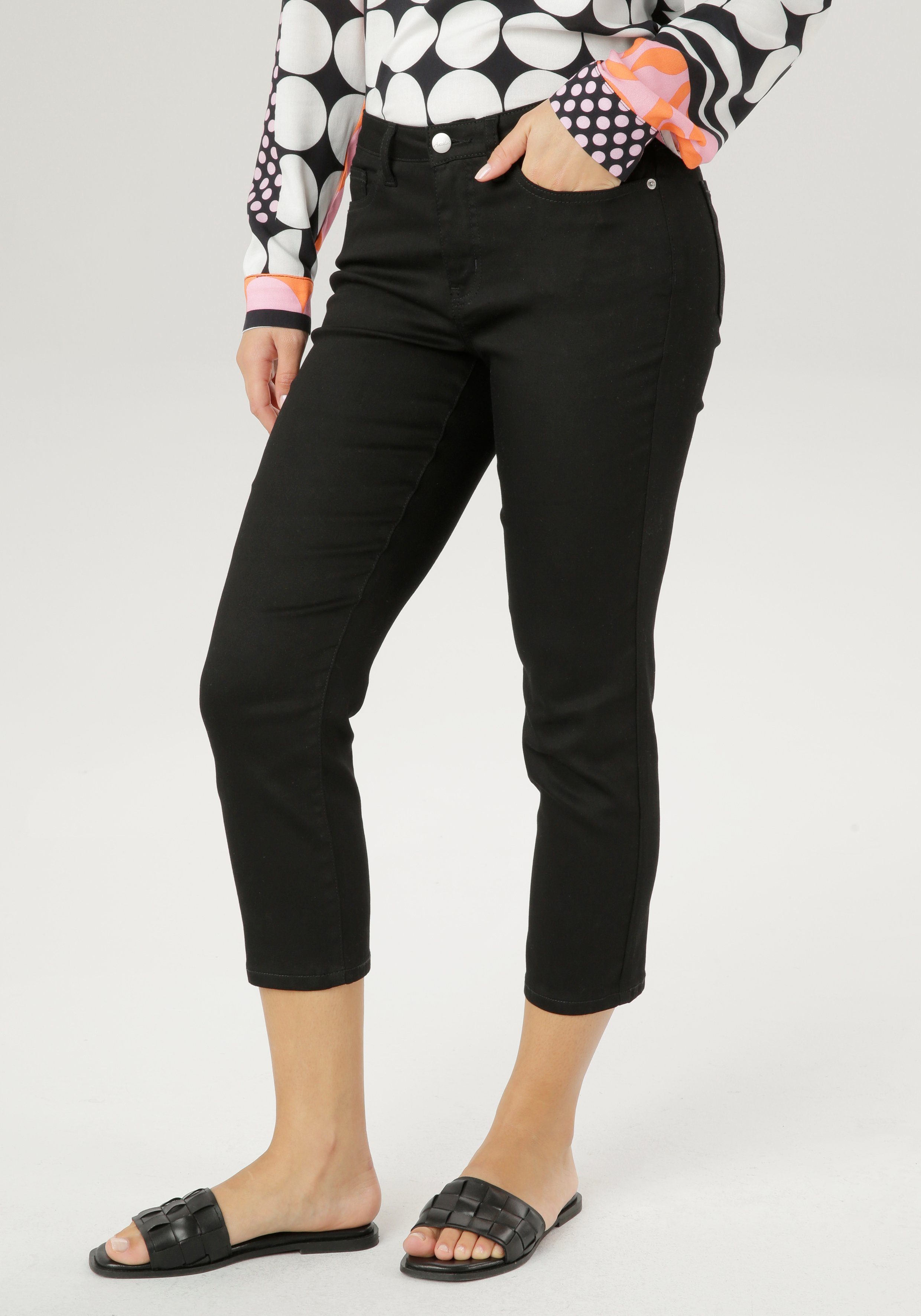 cropped verkürzter Aniston Länge SELECTED in Straight-Jeans black