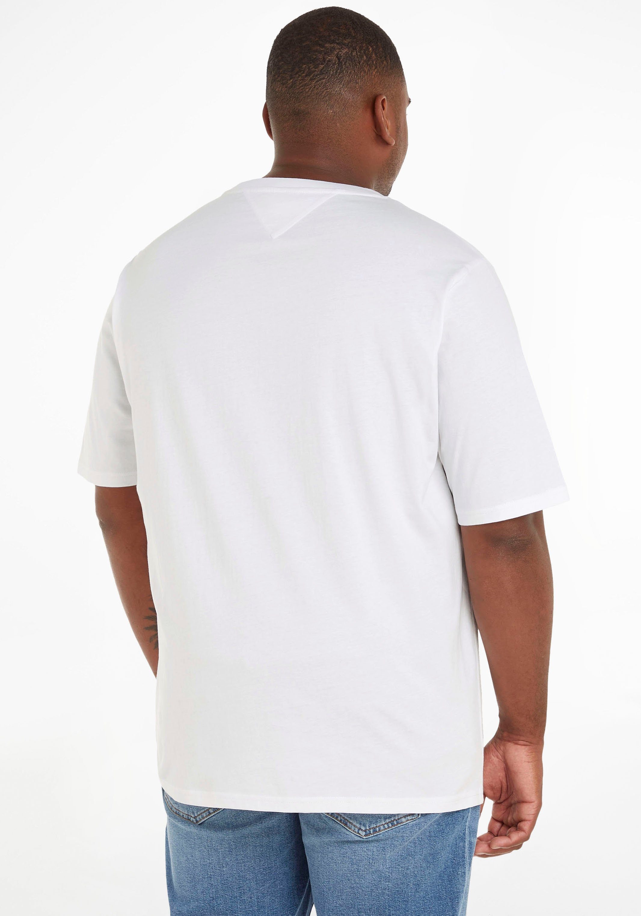 mit GRAPHIC TJM TEE auf Brust White Plus der T-Shirt Tommy Print ESSENTIAL PLUS Jeans