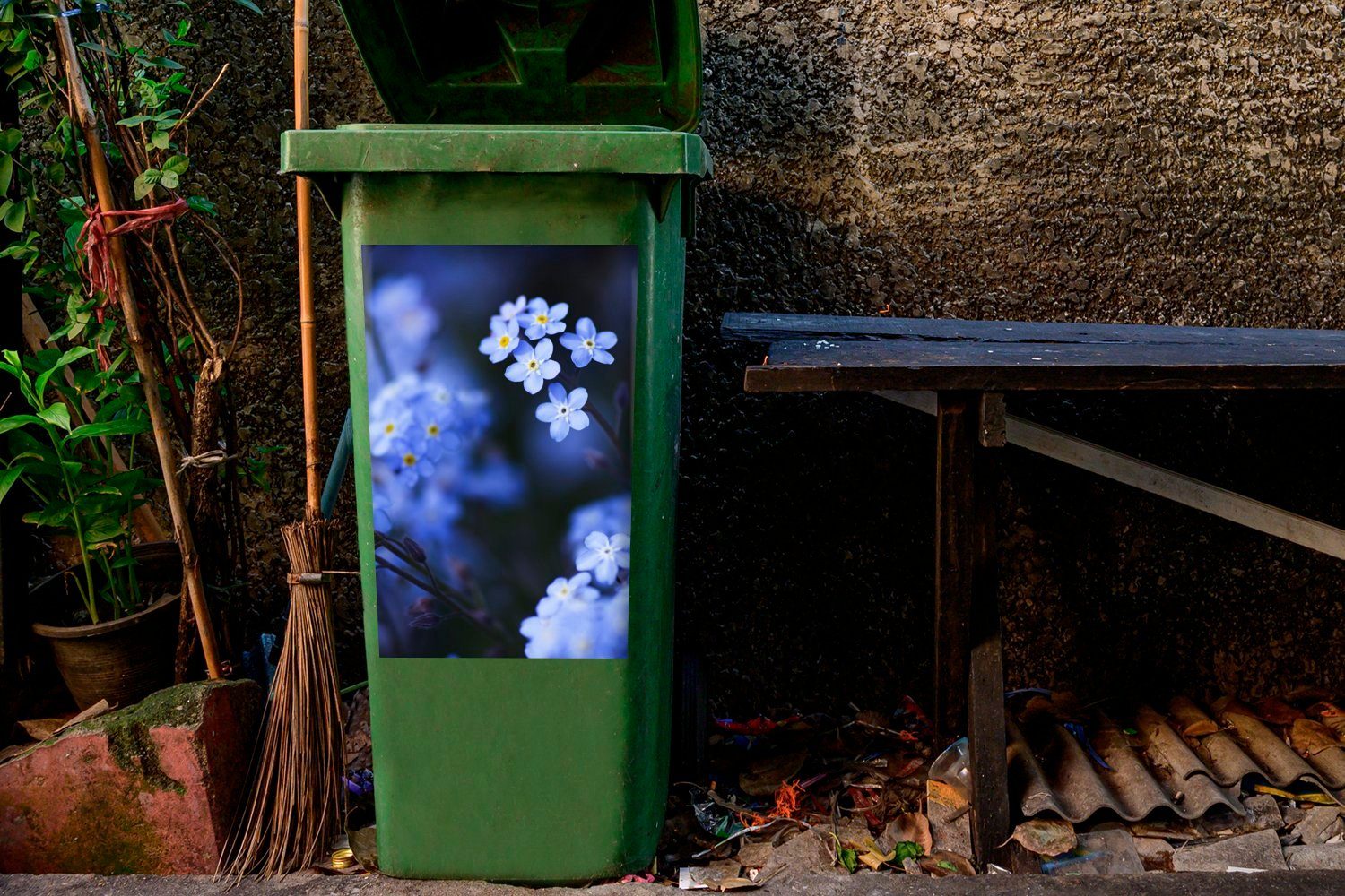MuchoWow Wandsticker Nahaufnahme Sticker, Mülleimer-aufkleber, Container, eines Abfalbehälter (1 St), Mülltonne, Vergissmeinnicht