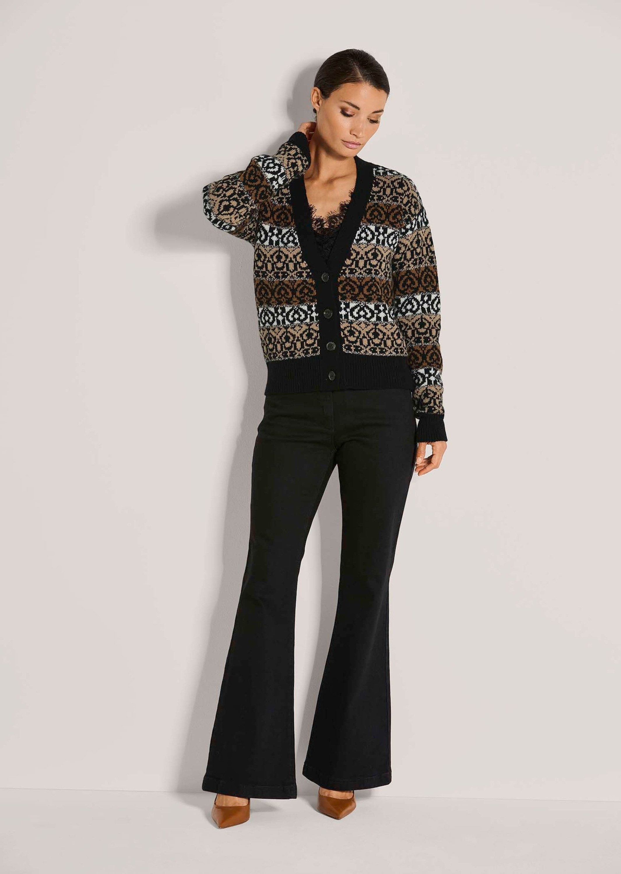 MADELEINE Strickjacke Luxuriöse Jacquard-Strickjacke mit V-Ausschnitt Elega günstig online kaufen