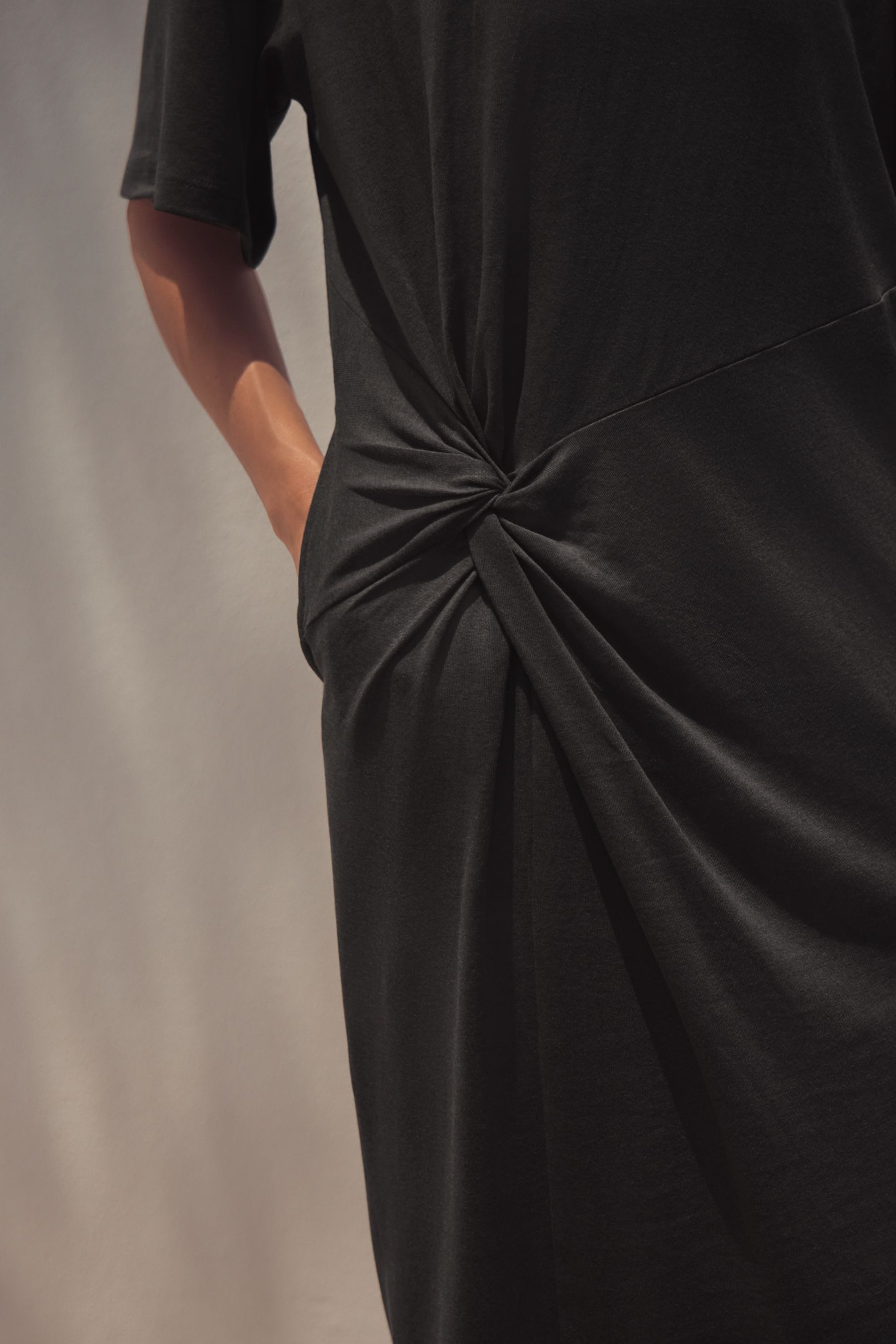 Next Shirtkleid Sommerliches T-Shirtkleid mit Drehung, Kurzgröße (1-tlg)