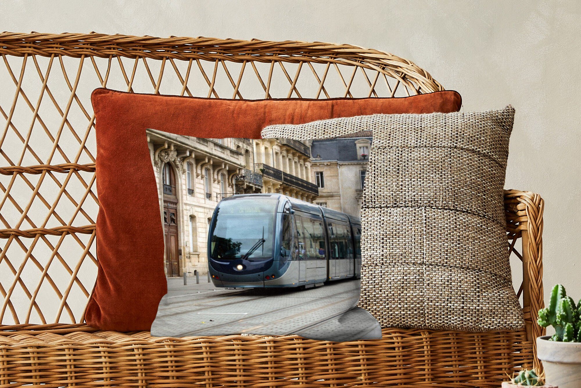 Dekokissen Wohzimmer, moderne Eine MuchoWow Zentrum Füllung Bordeaux, mit Deko, fährt Straßenbahn das Zierkissen für Sofakissen von durch Schlafzimmer,