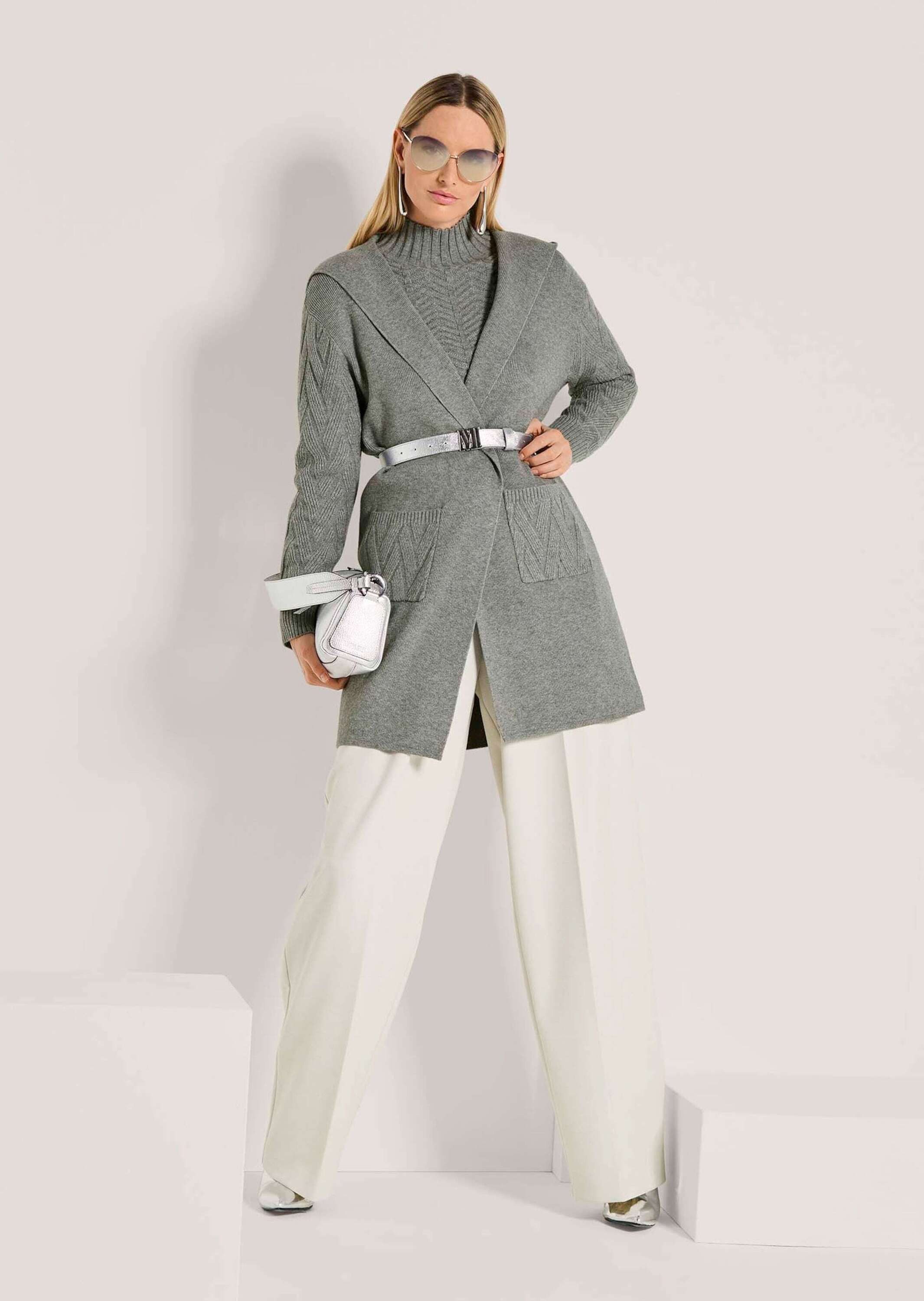 MADELEINE Strickjacke Urbaner Cardigan in Longform Kapuzenjacke mit Jacquard-Ärmeln, ohne Verschluss und Langarm
