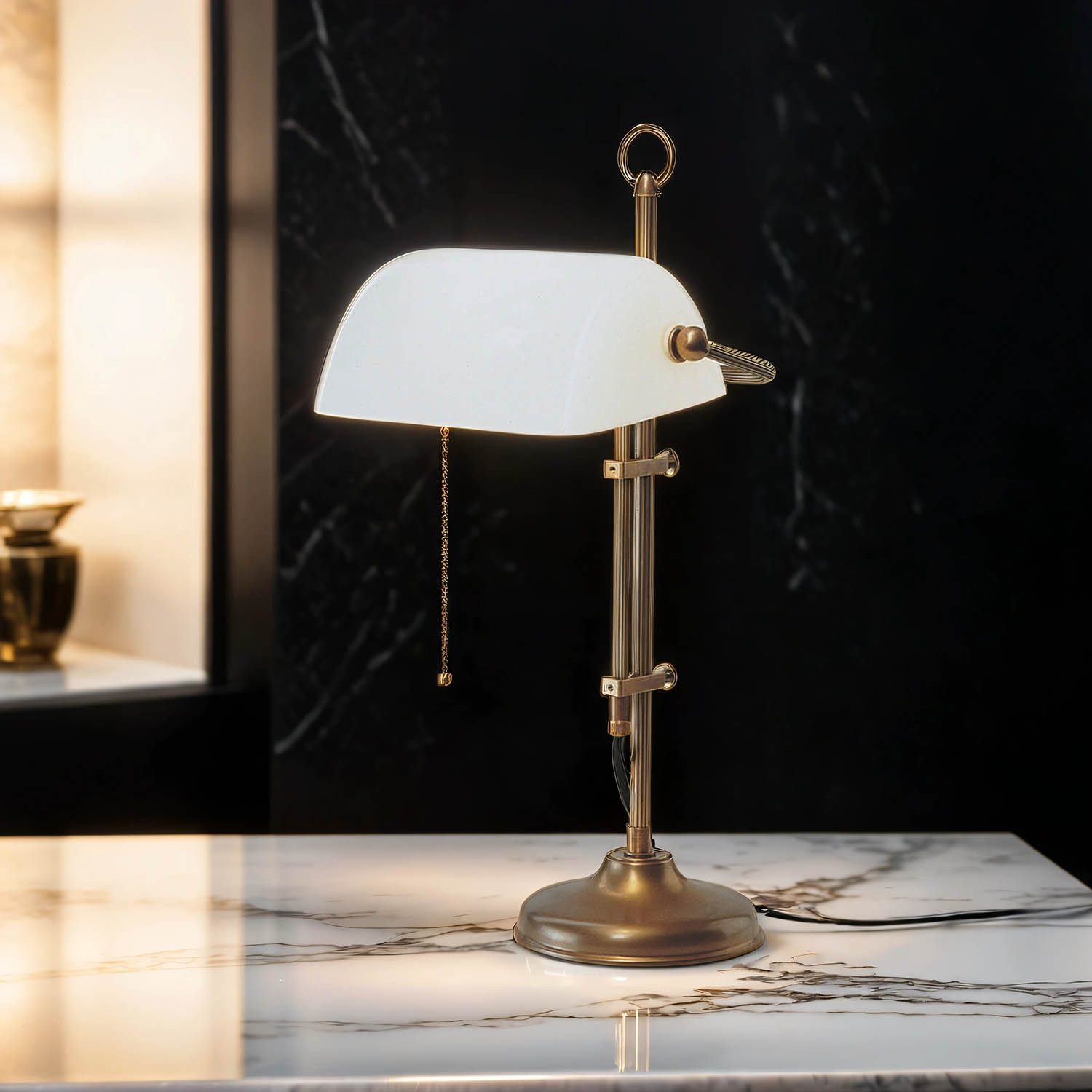 Licht-Erlebnisse Schreibtischlampe W1, ohne Leuchtmittel, Bankerlampe E27 50 cm Zugschalter Weiß Messing Glas Jugendstil