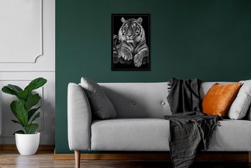 MuchoWow Poster Sumatra-Tiger auf schwarzem Hintergrund in schwarz und weiß, (1 St), Gerahmtes Poster, Wanddeko, Bilder, Wandposter, Schwarzem Bilderrahmen
