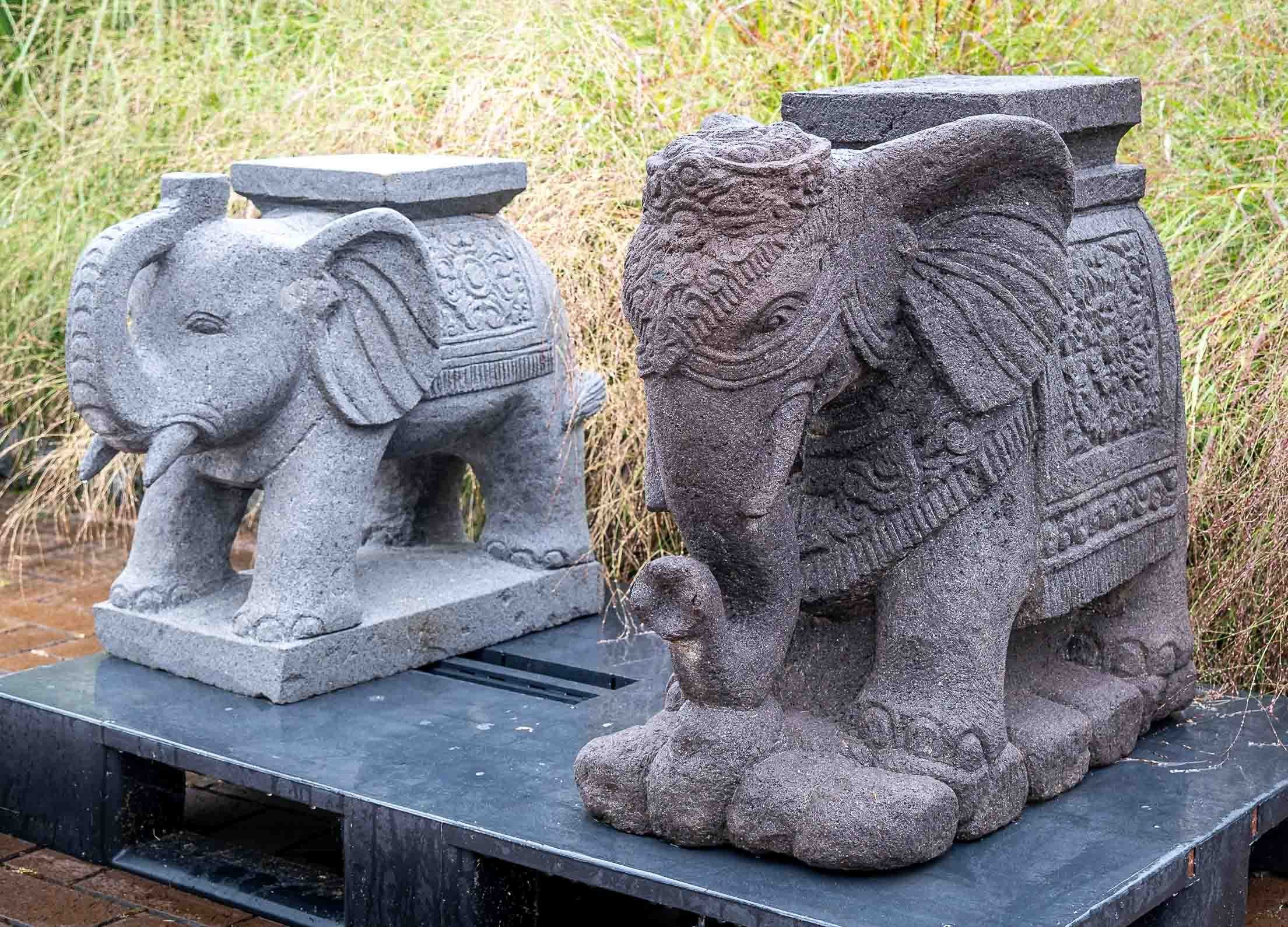 IDYL Gartenfigur IDYL Lavastein Figur Elefant, Lavastein– ein Naturprodukt – sehr robust – witterungsbeständig gegen Frost, Regen und UV-Strahlung.