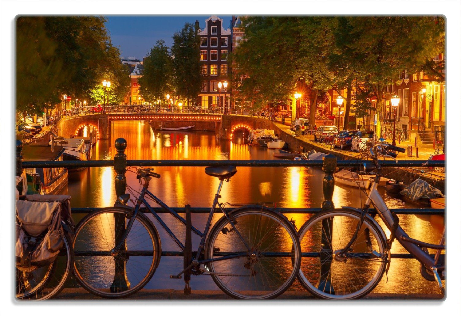 Wallario Frühstücksbrett Amsterdam bei Nacht - Brücken und Fahrräder, (inkl. rutschfester Gummifüße 4mm, 1-St), 20x30cm