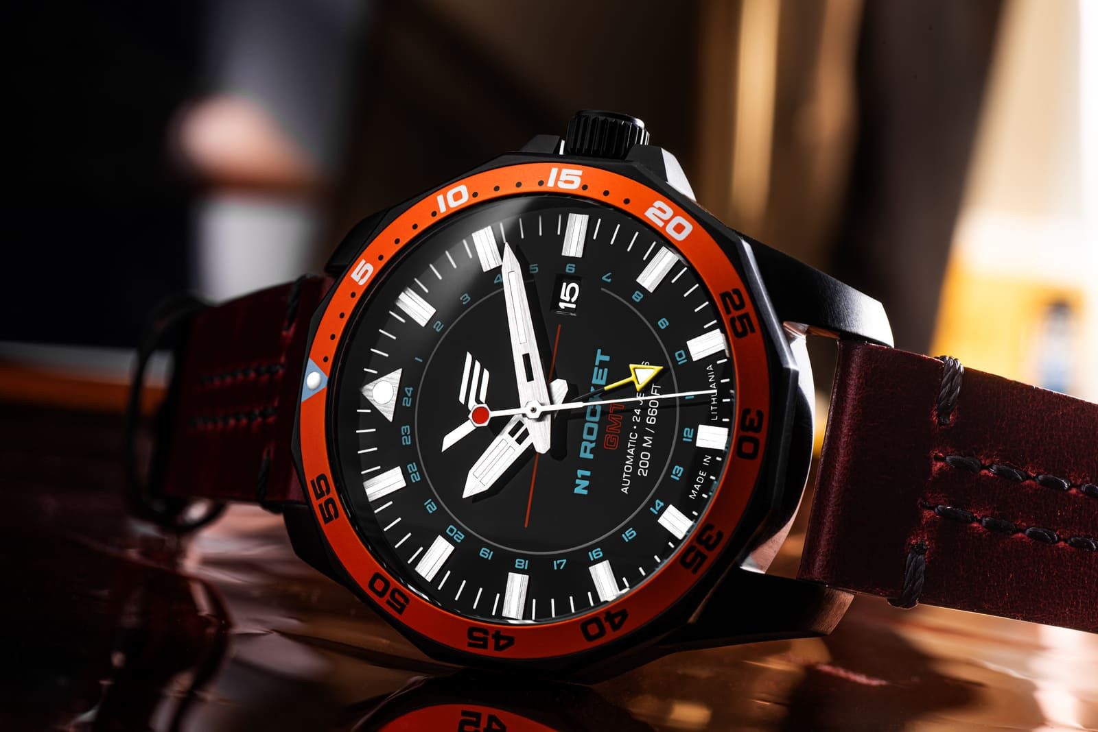 Vostok Europe Automatikuhr Rocket N1 – 46 mm Herrenuhr mit schwarzem Zifferblatt 225C714-L, & rotem Lederarmband