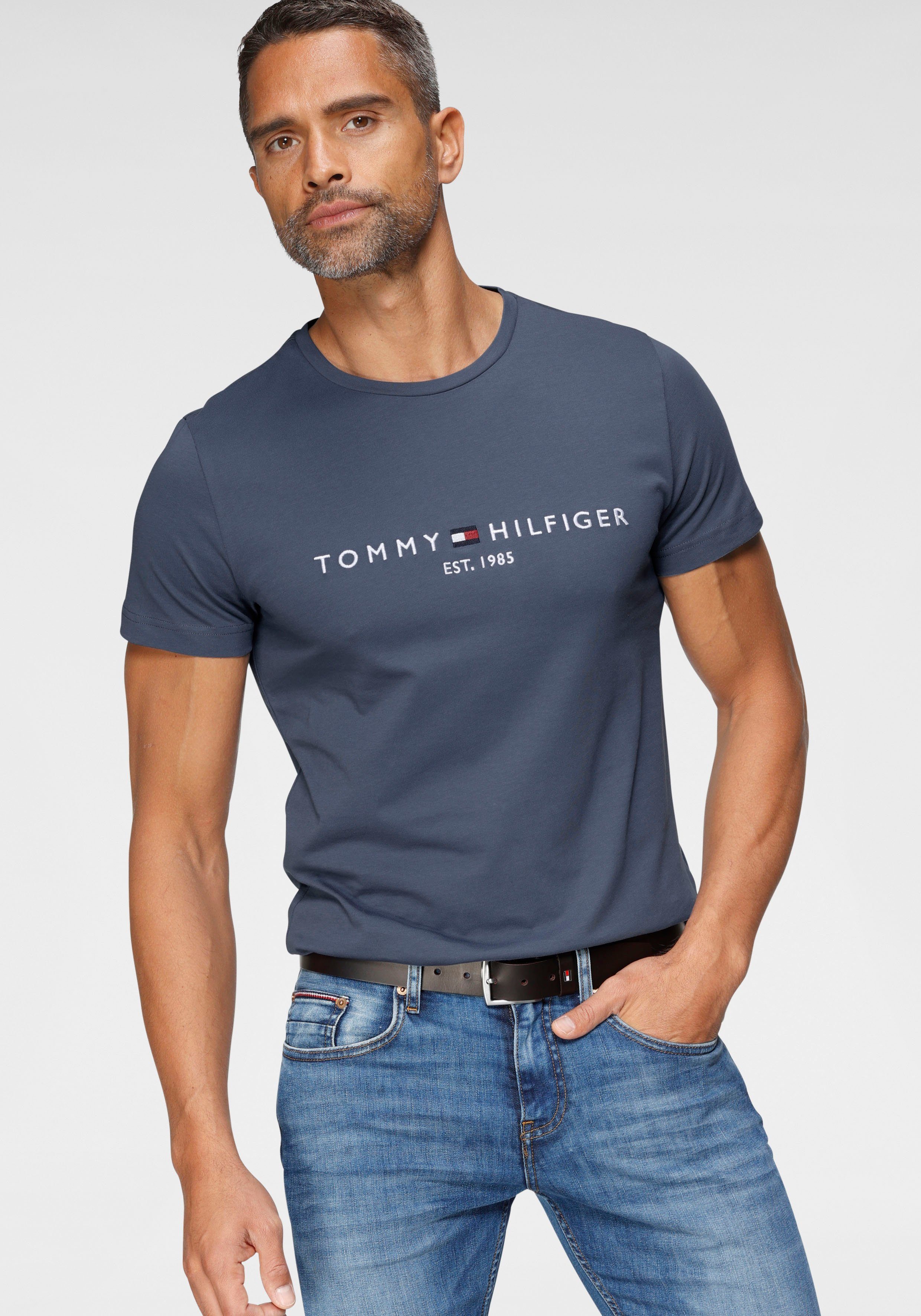 TOMMY HILFIGER T-Shirt »Tommy Logo Tee«, Mit Markenschriftzug auf der Brust  online kaufen | OTTO