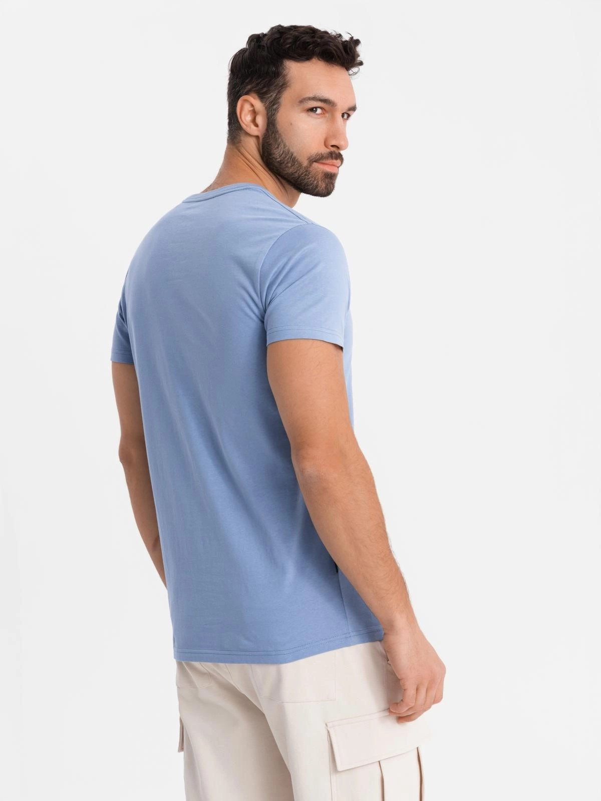 OMBRE T-Shirt BASIC Herren T-Shirt aus klassischer Baumwolle mit V-Ausschnitt Jacquard-Label mit Branding in der Seitennaht
