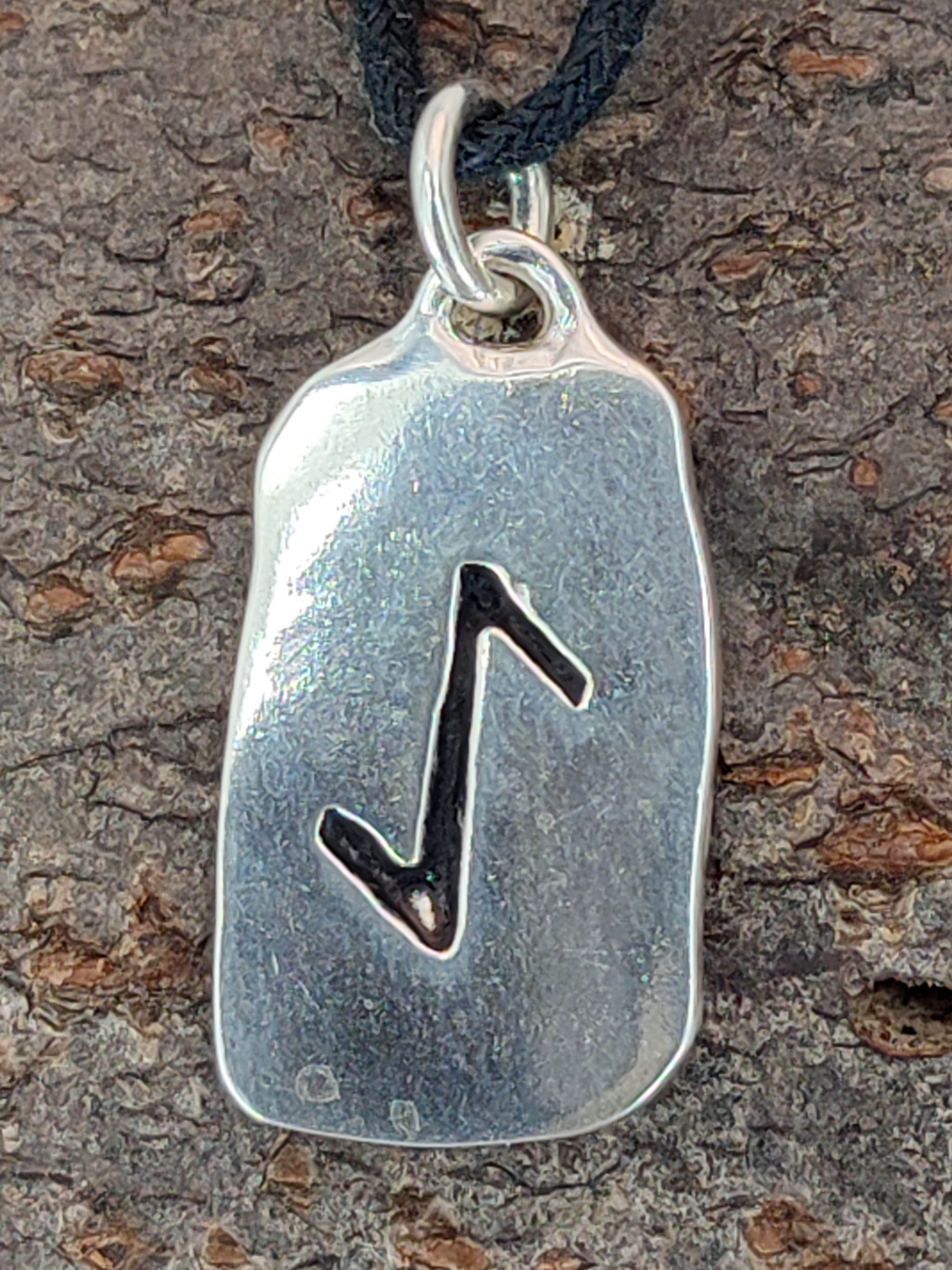 Kiss of Leather Kettenanhänger Rune Eihwaz 925 Sterling Silber Buchstabe AE