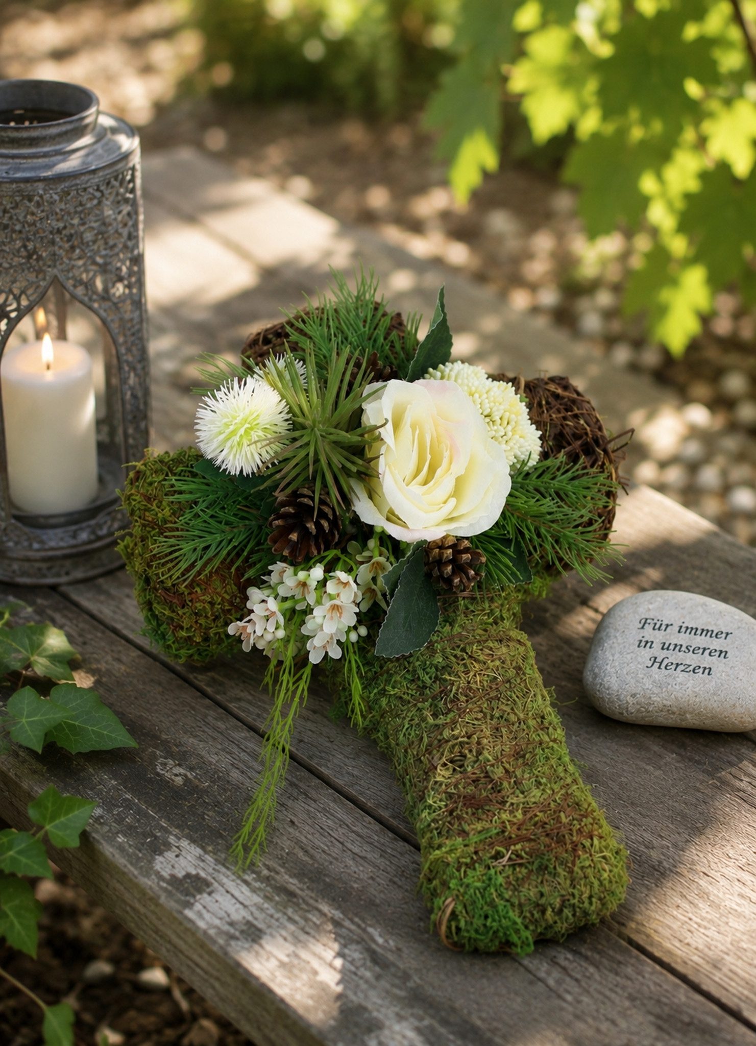 Kunstblume Gesteck mit Rosen auf Kreuz, OTTO home, Höhe 11 cm, Kreuzdekoration mit Kunstrosen, Zapfen und Ziergrün – Bild 2 von 3